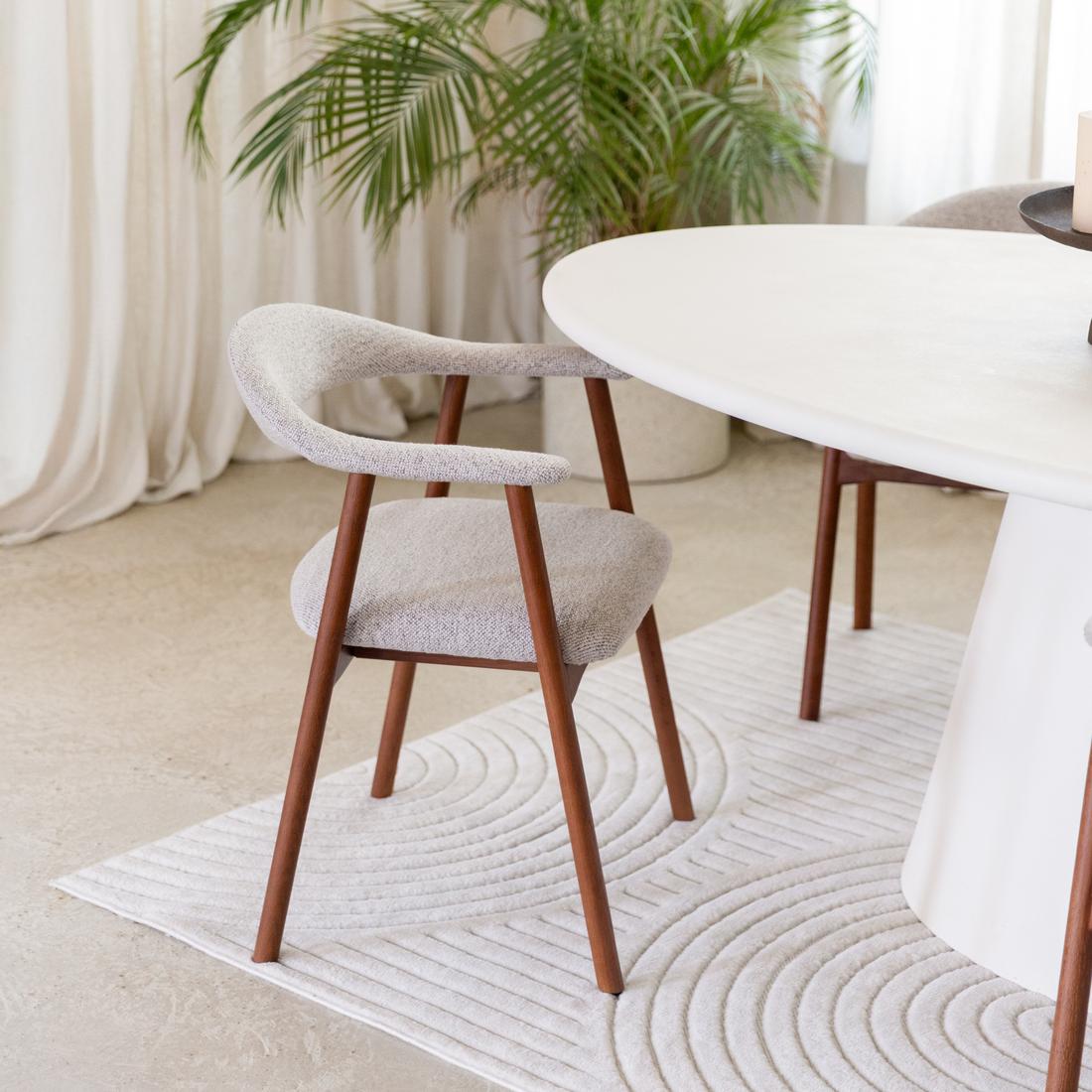 Armstoel COLETTE Monza Beige - Poot Walnoot  Armstoel COLETTE Monza Beige - Poot Walnoot