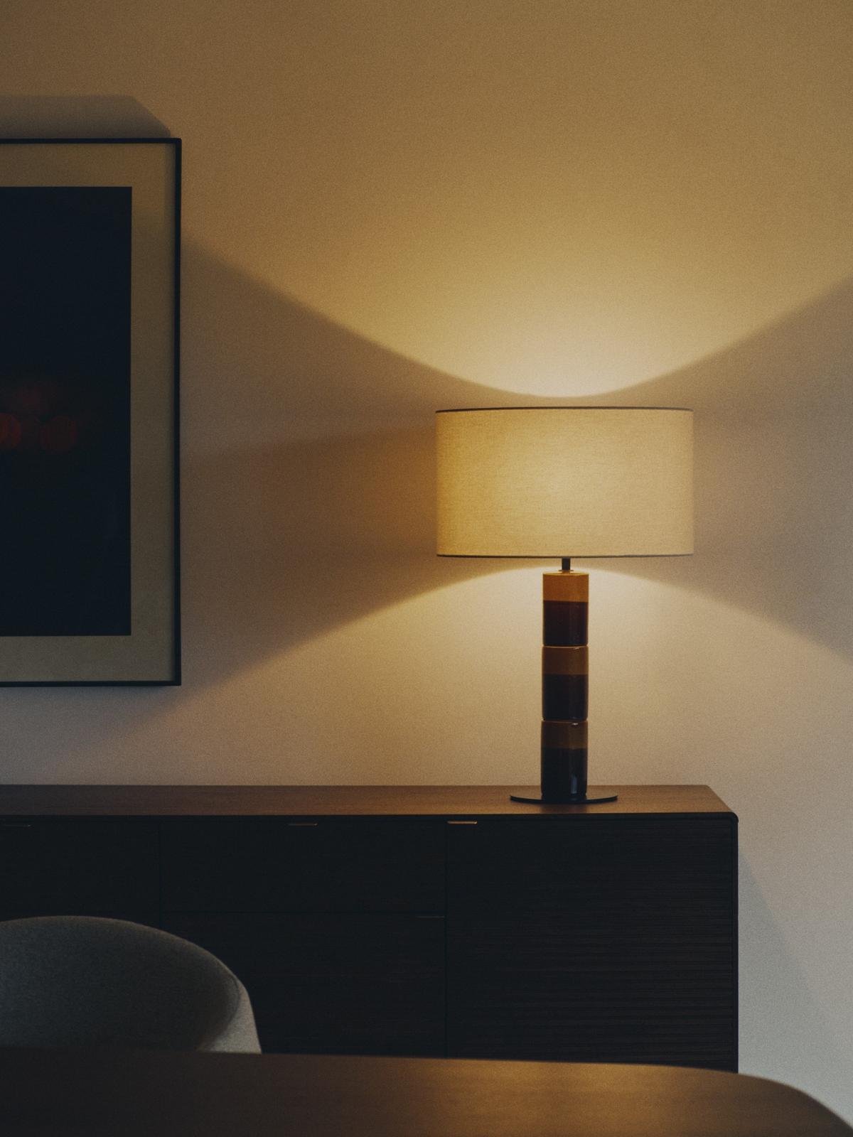 Mavran tafellamp met keramieken voet in bruin en mosterdgeel en lampenkap van katoen