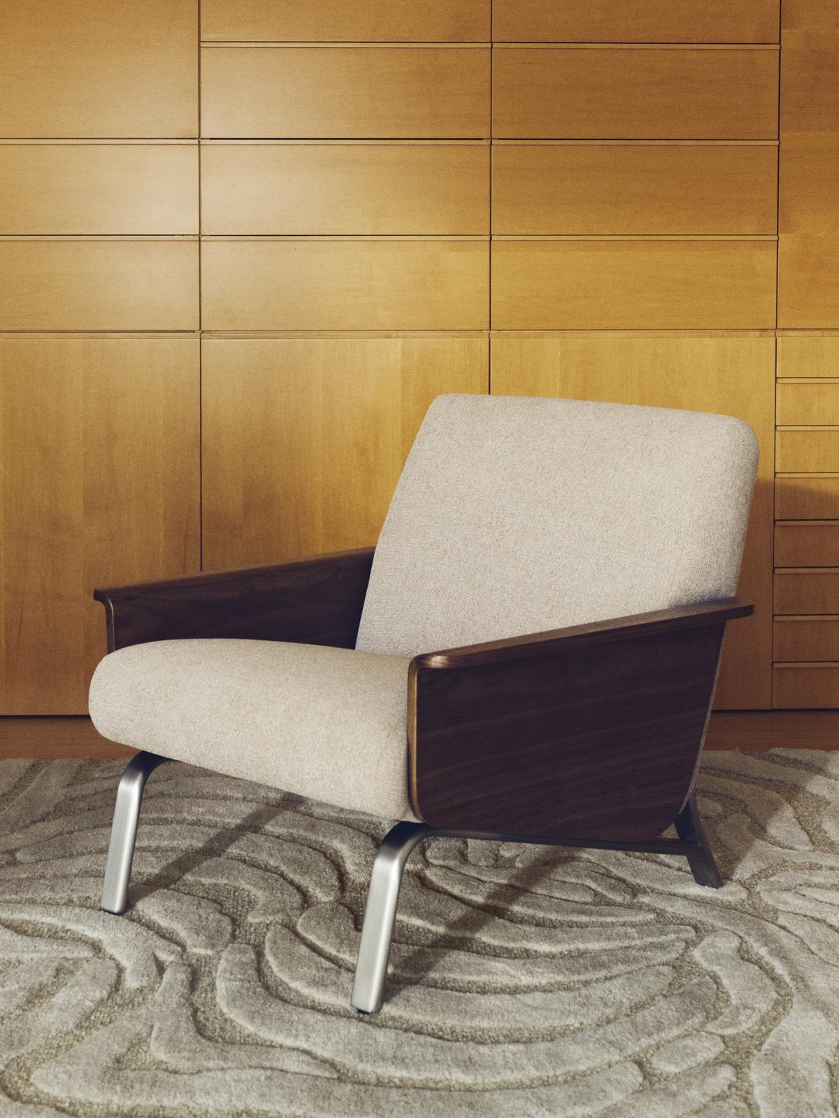 Amsen fauteuil in lichtbruin met walnoten multiplex en poten van geborsteld roestvrij staal