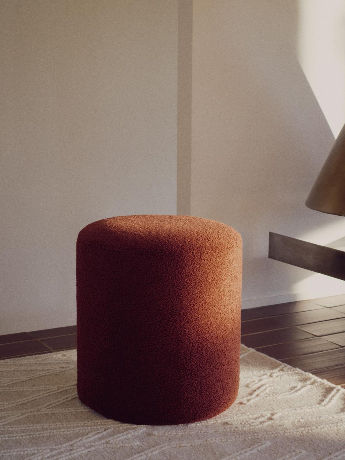 Kaeli voetenbank met afneembare hoes in terracotta bouclé ⌀43 cm