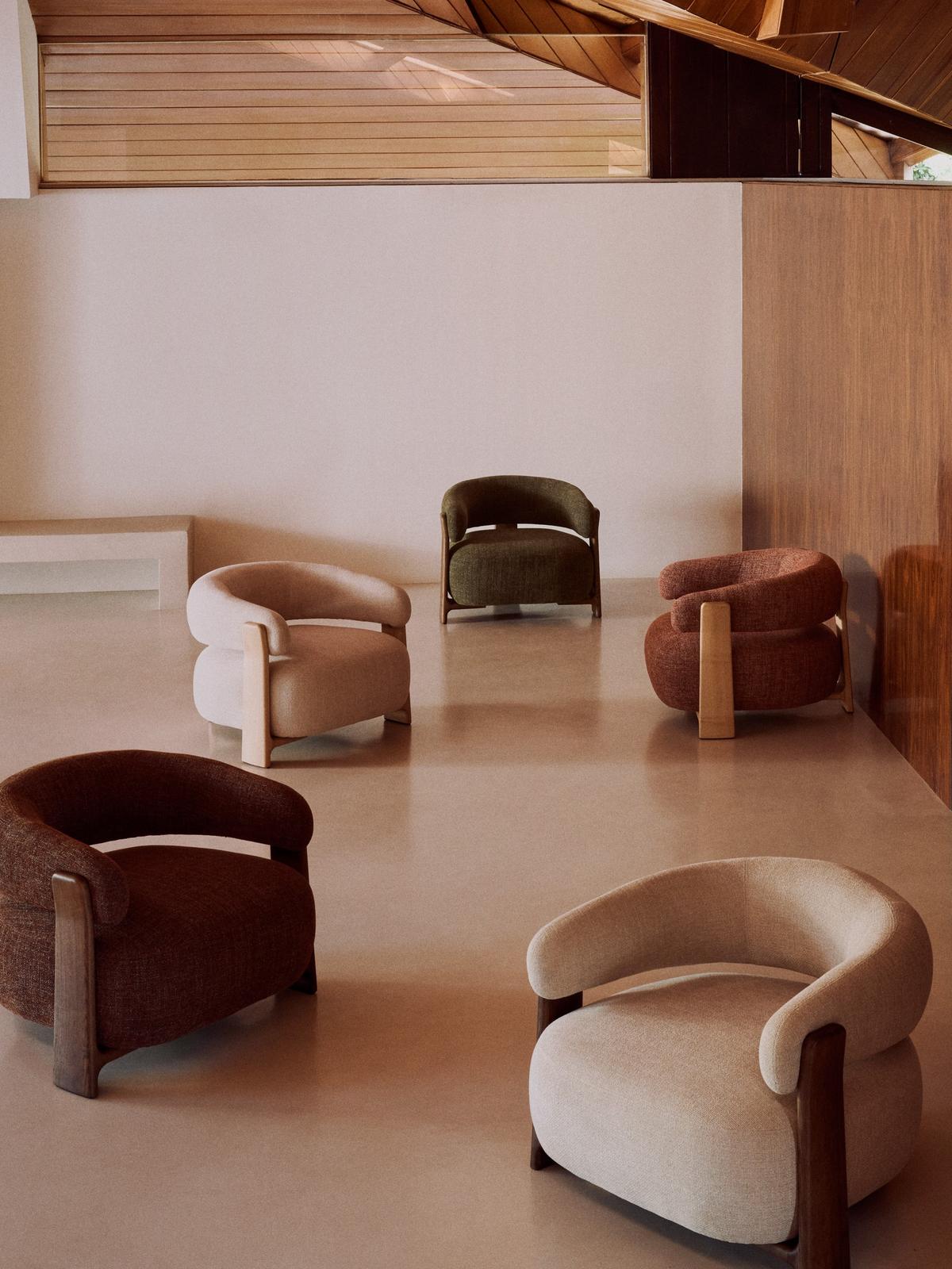 Granite fauteuil groene chenille en poten van massief essenhout in noten afwerking FSC 100%