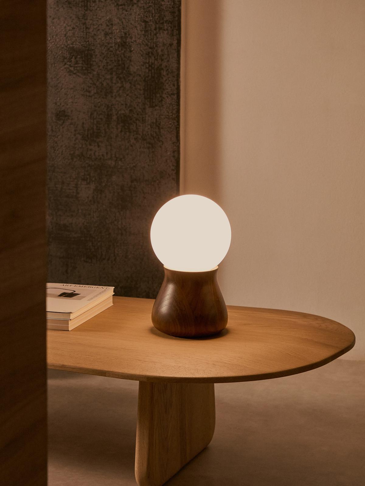 Okeni tafellamp van notenhout en glas