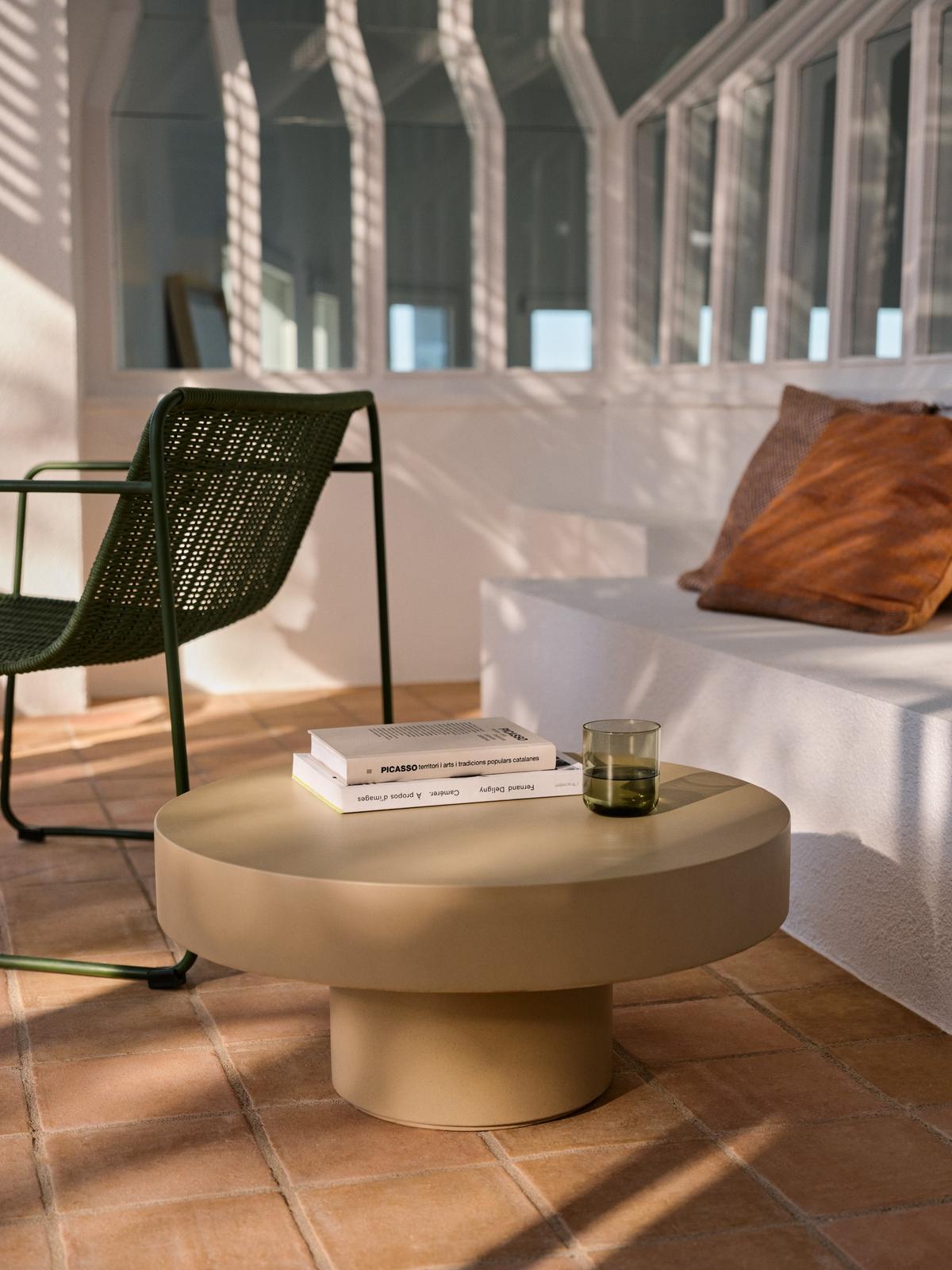 Aiguablava salontafel van cement in beige ⌀66 cm