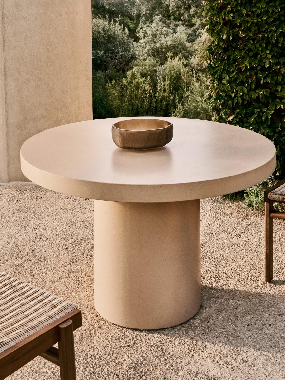 Aiguablava beige ronde tafel van cement ⌀120 cm