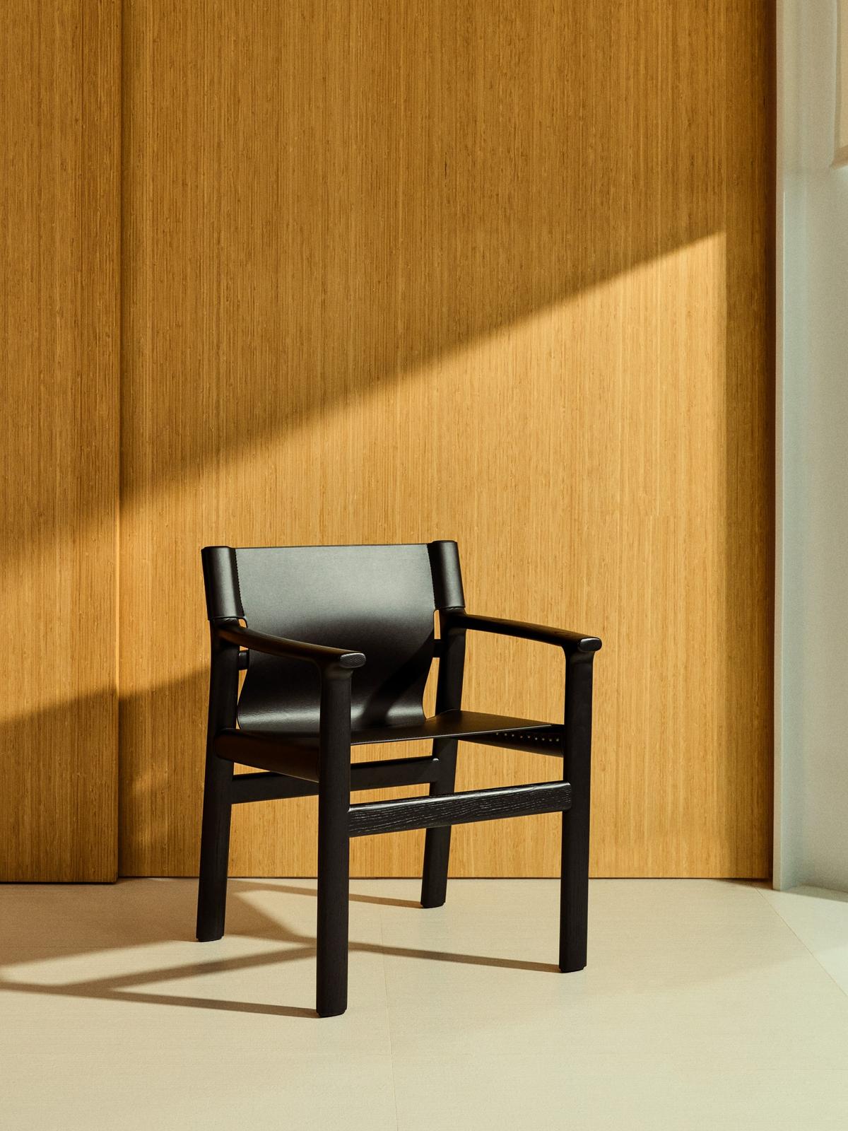 Zwarte Jan stoel gerecyclede leervezels en massief essenhout