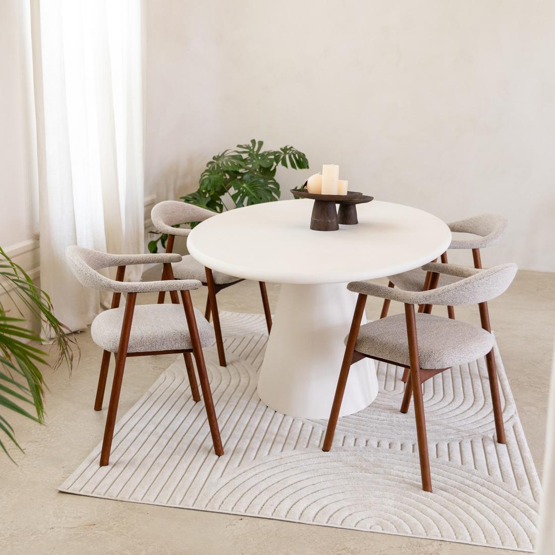 Armstoel COLETTE Monza Beige - Poot Walnoot  Armstoel COLETTE Monza Beige - Poot Walnoot