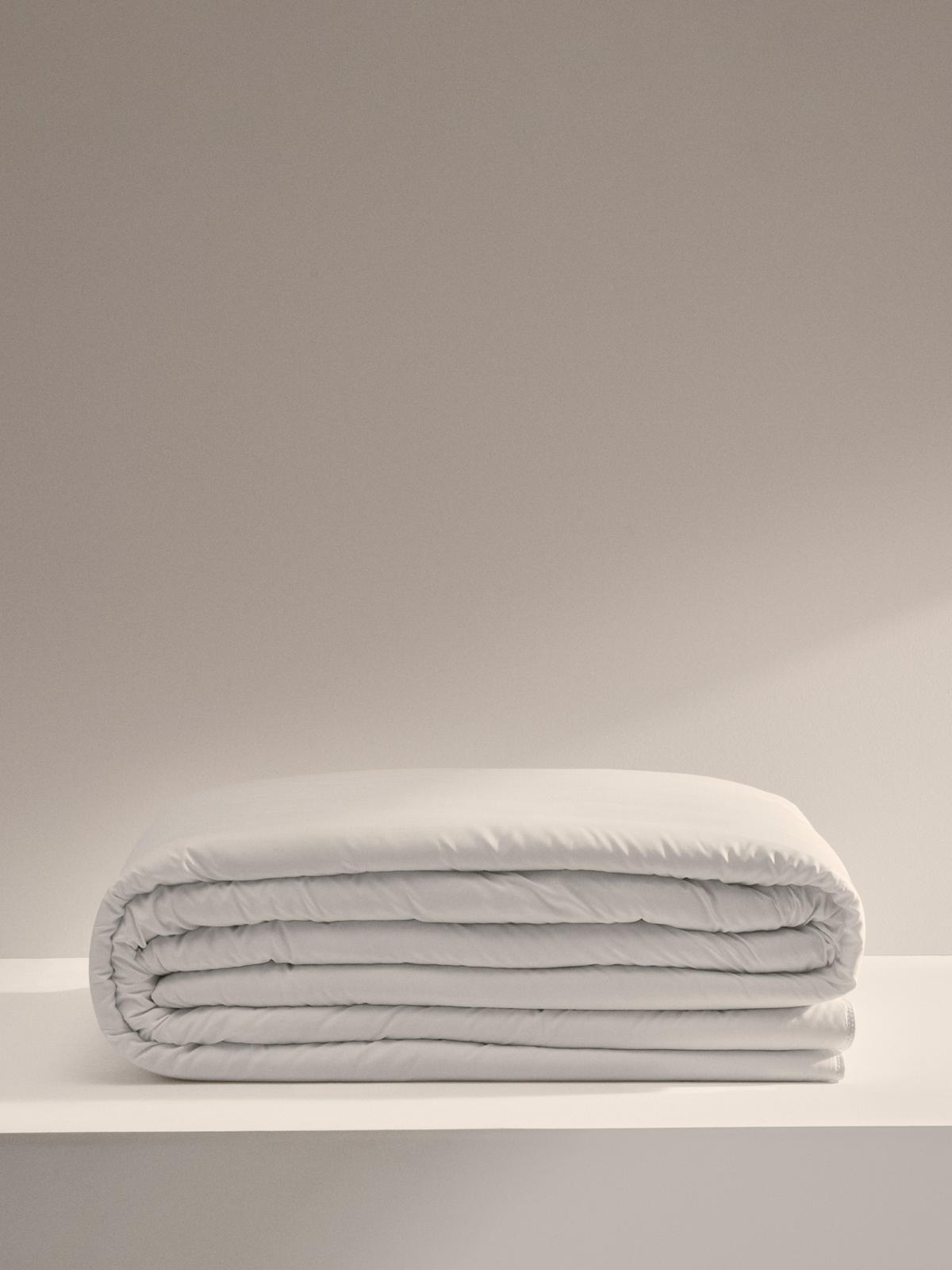 Atra 70% dons en 30% veren dekbed voor een 180 cm bed, gemaakt in Spanje