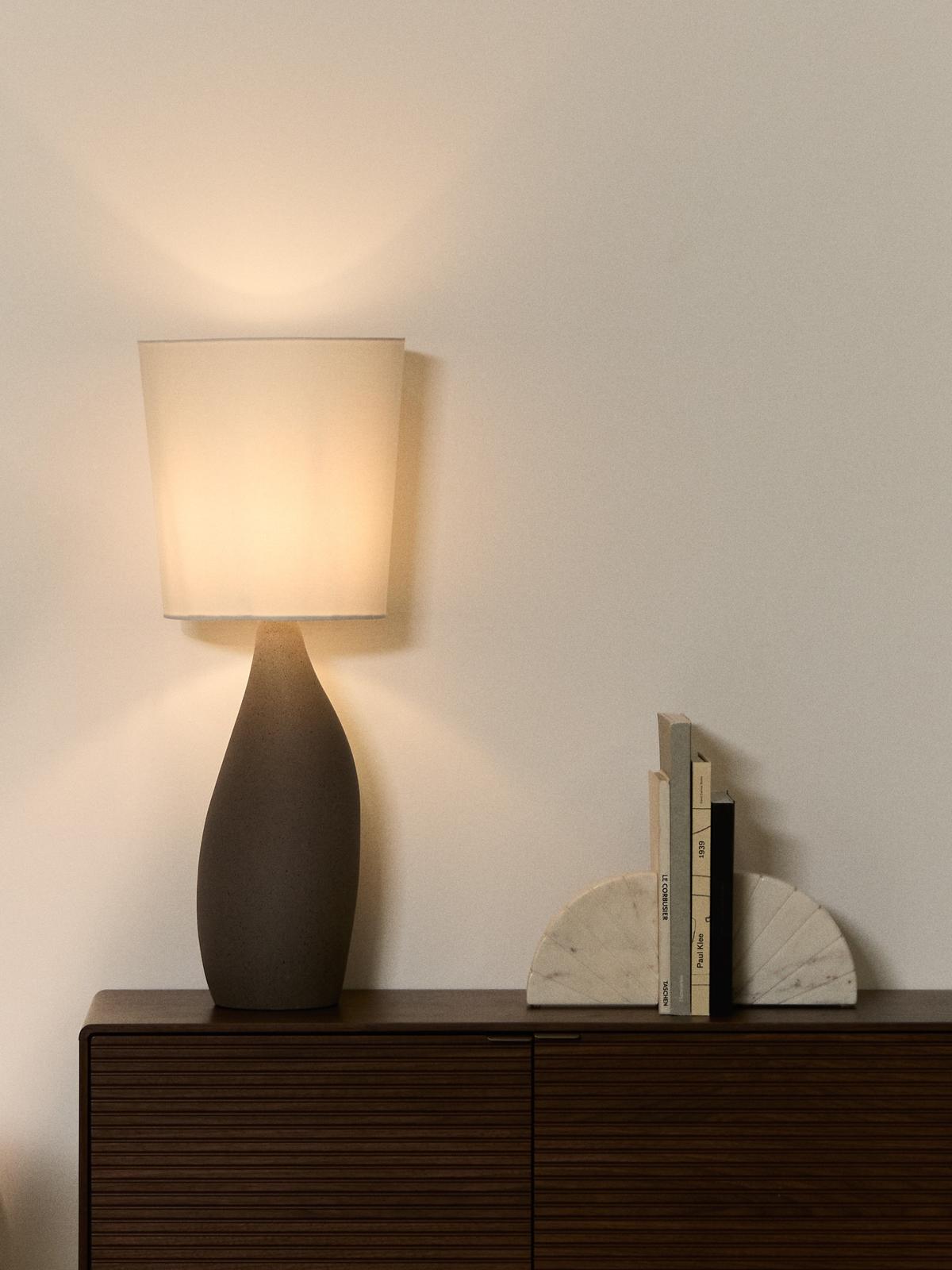 Viona grote tafellamp met steeneffect en katoenen lampenkap