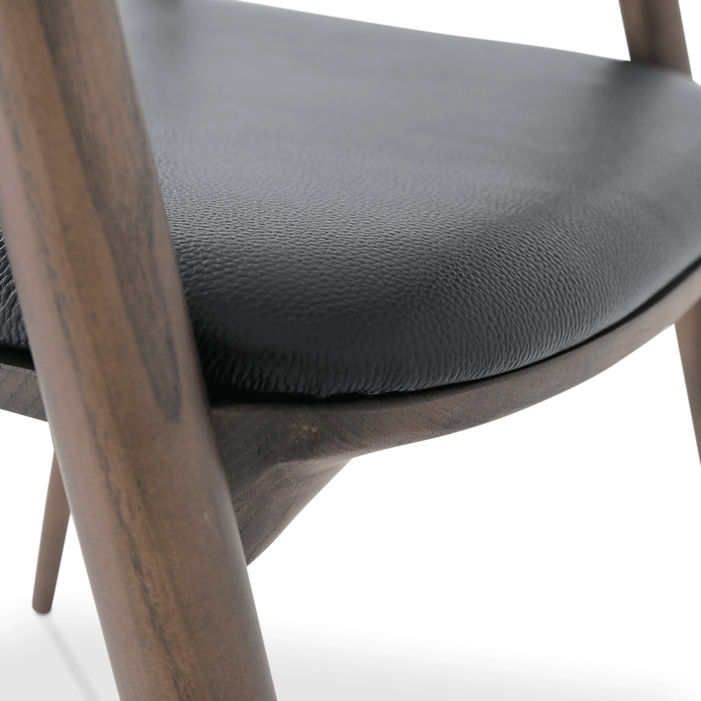 Armstoel HANSON Ash Wood Walnut - Leather Black Armstoel HANSON Ash Wood Walnut - Leather Black