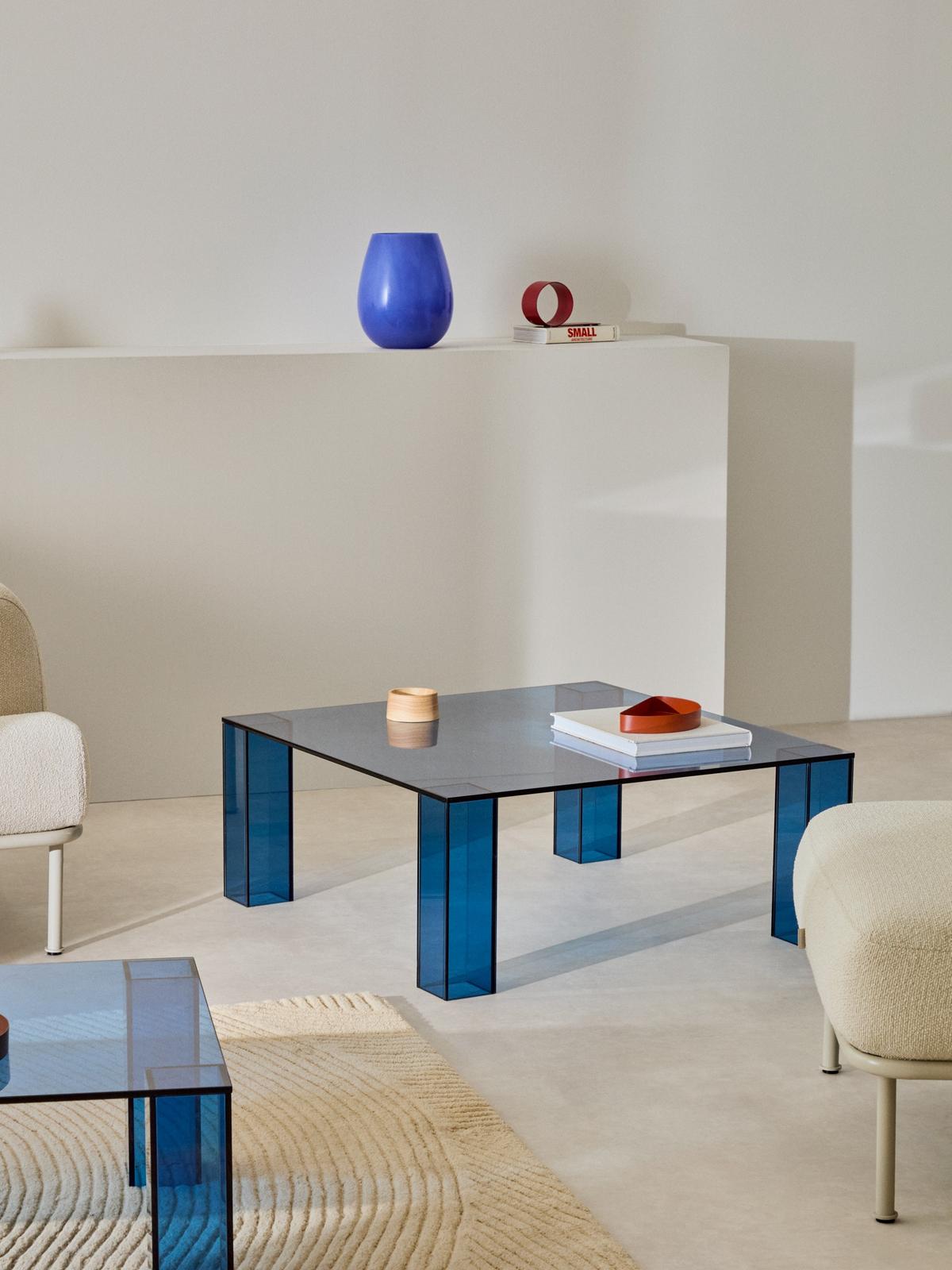 Adularia bijzettafel van blauw gehard glas 85 x 85 cm