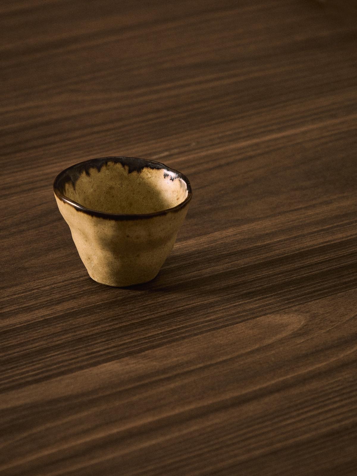 Abela beker van bruin keramiek