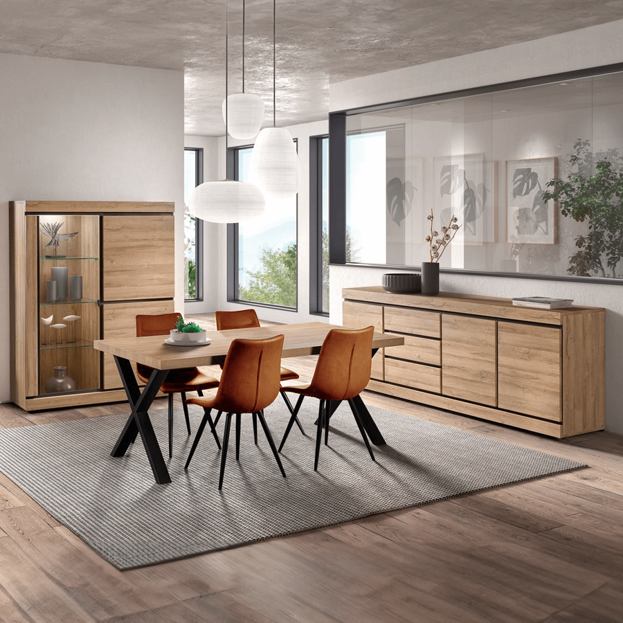 Eetkamer MACOUN: Dressoir + Glaskast + ABBEY Tafel + 4 stoelen LORRY Cognac Eetkamer MACOUN: Dressoir + Glaskast + ABBEY Tafel + 4 stoelen LORRY Cognac