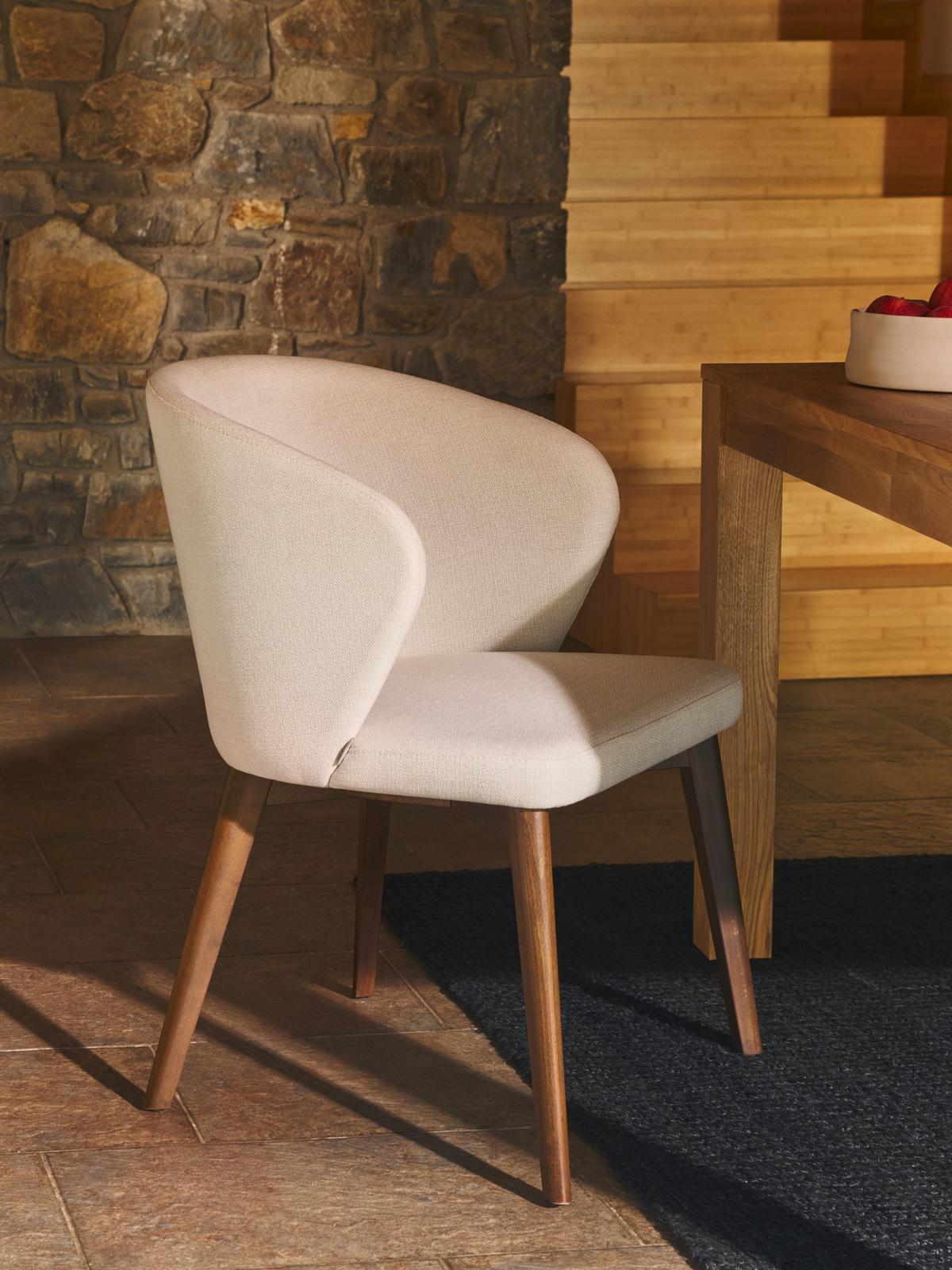 Stoel Darice van FSC 100% massief beukenhout met een walnoot afwerking en een beige chenille bekleding