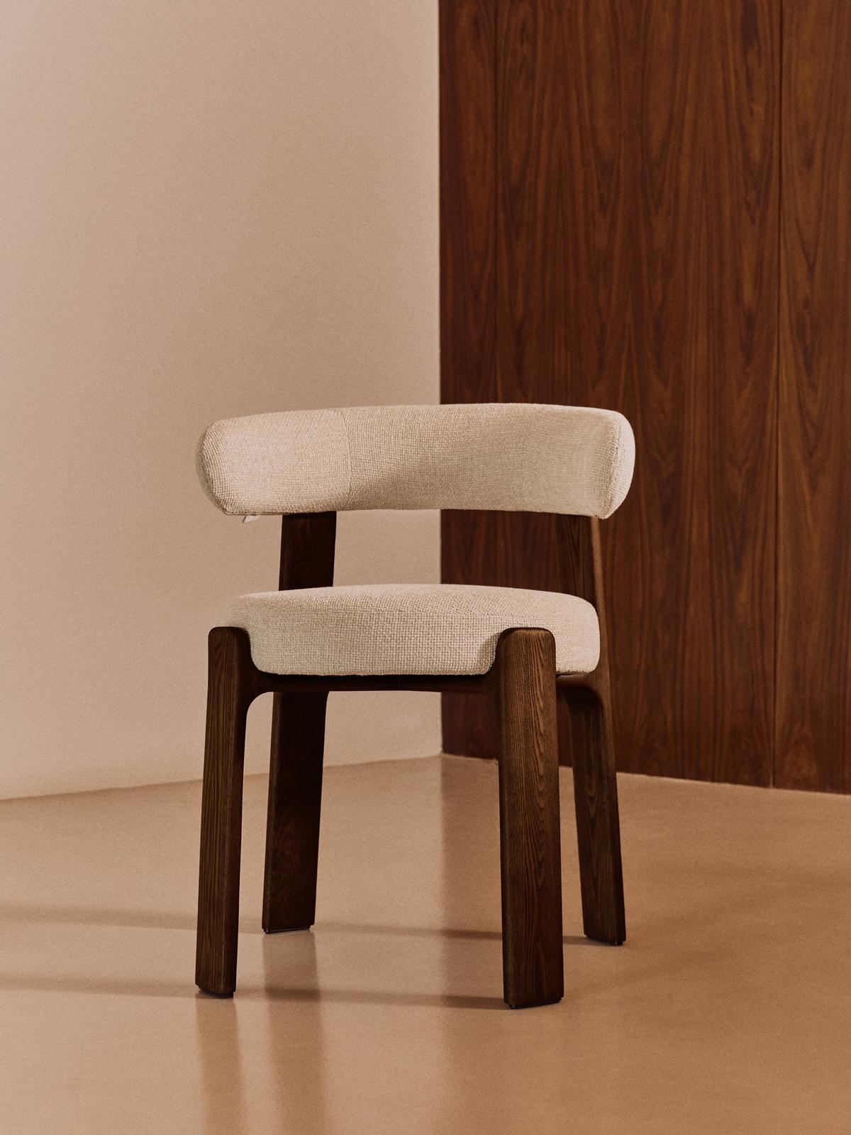 Granite stoel in beige chenille en massief essenhout in noten afwerking FSC 100%