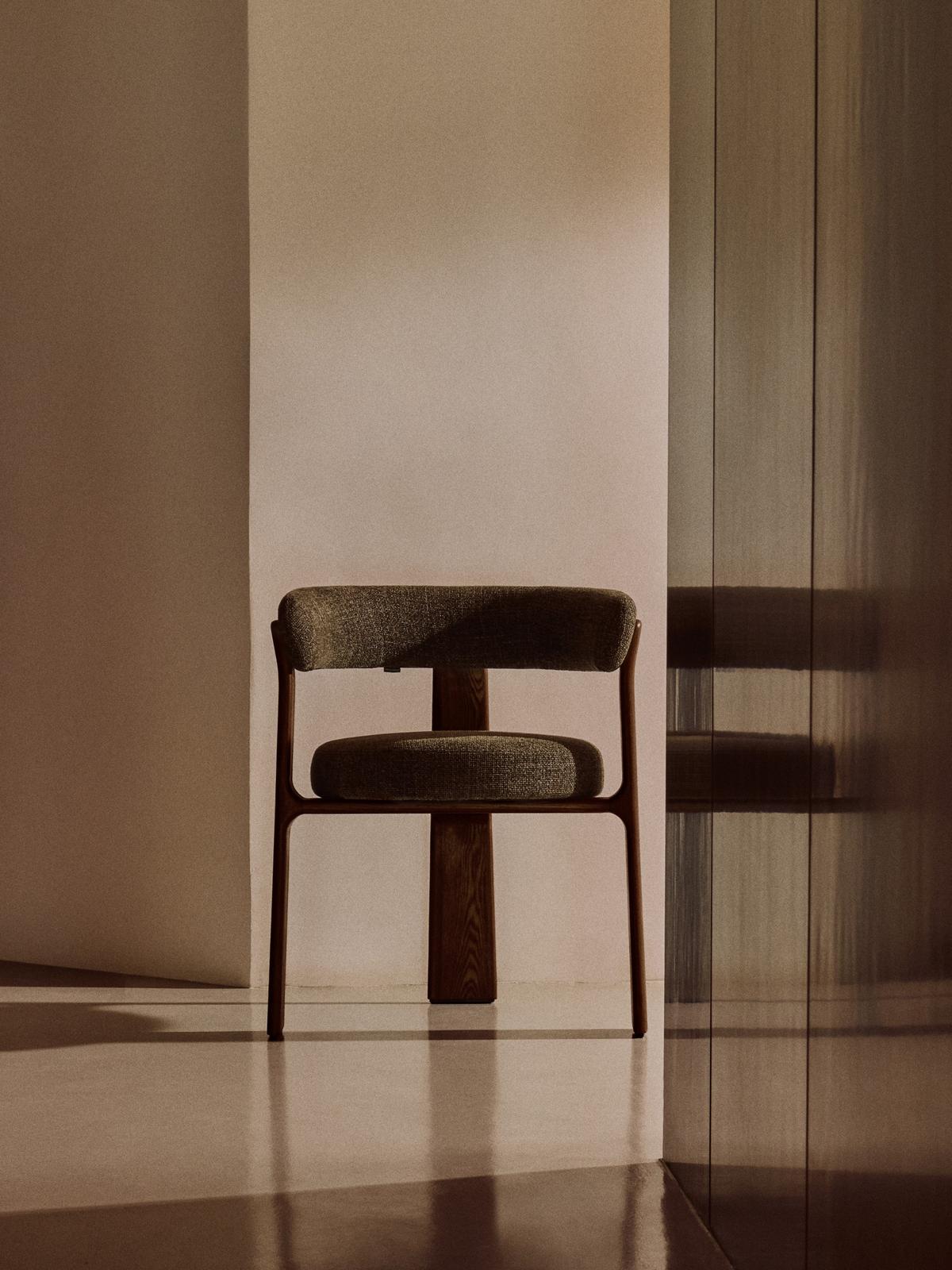 Granite stoel met 3 poten in groene chenille en massief essenhout in noten afwerking FSC 100%