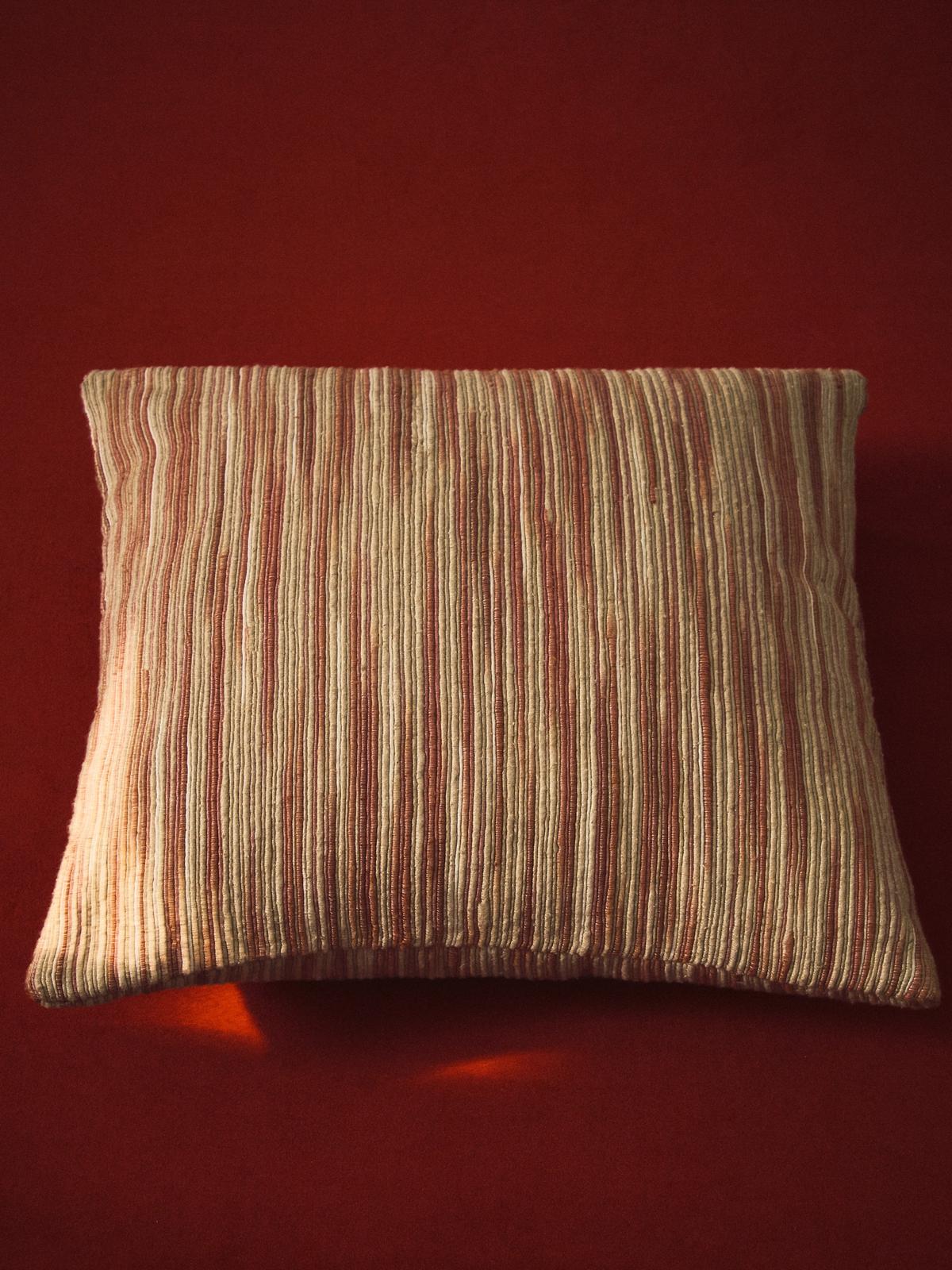 Zilora jacquard kussenhoes van zijdemix met rode strepen 45 x 45 cm