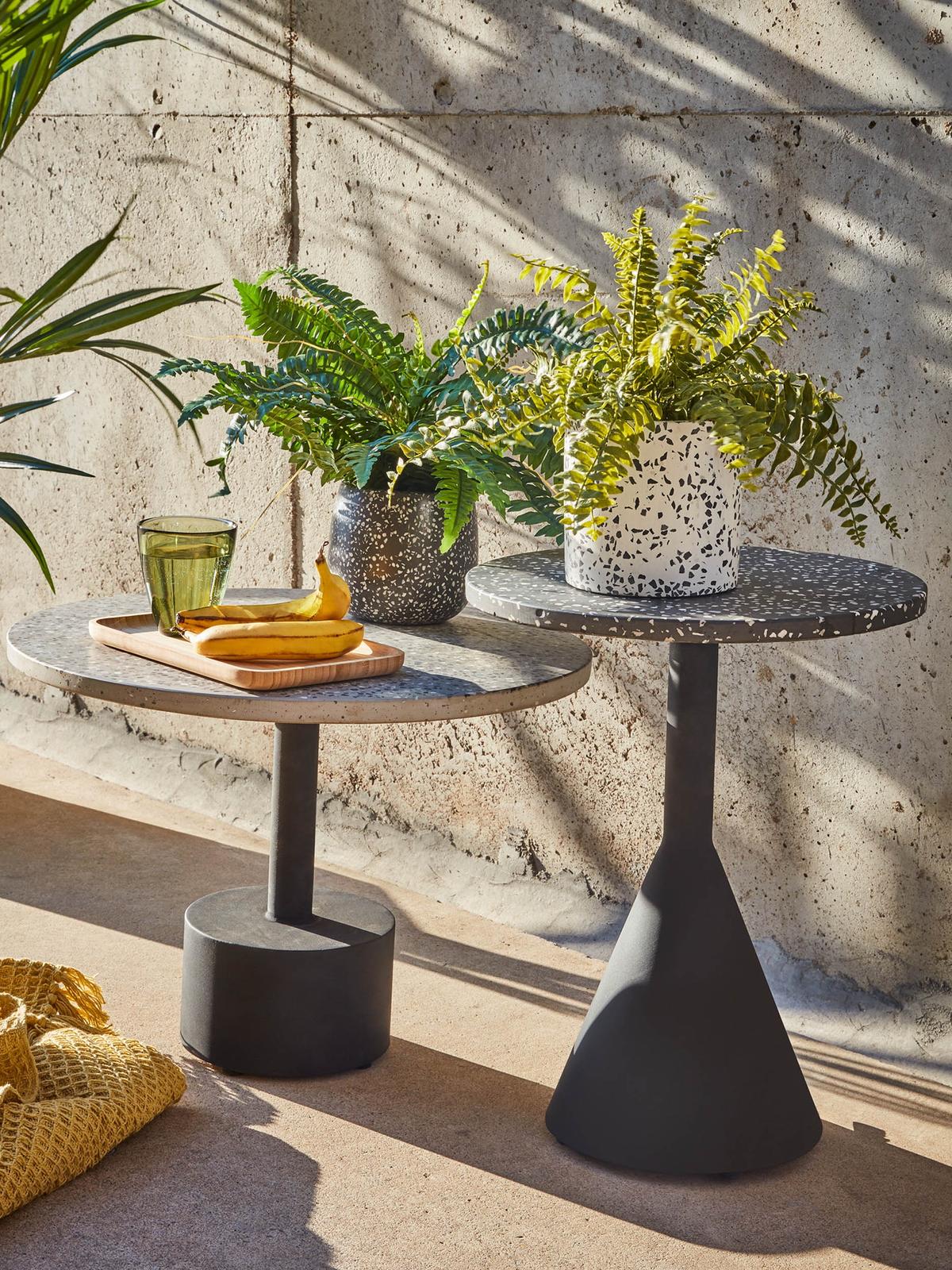 Delano grijs terrazzo bijzettafeltje met zwart stalen poten, ⌀55 cm