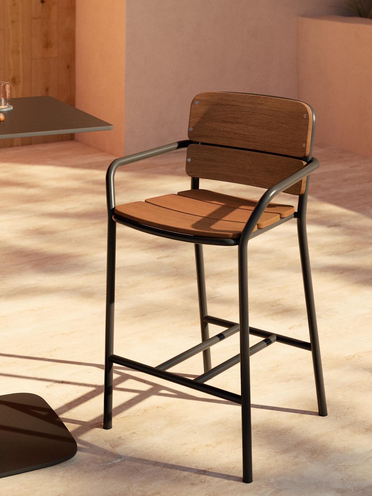 Algueret kruk van massief eucalyptushout met natuurlijke afwerking en zwart aluminium 65 cm FSC 100%