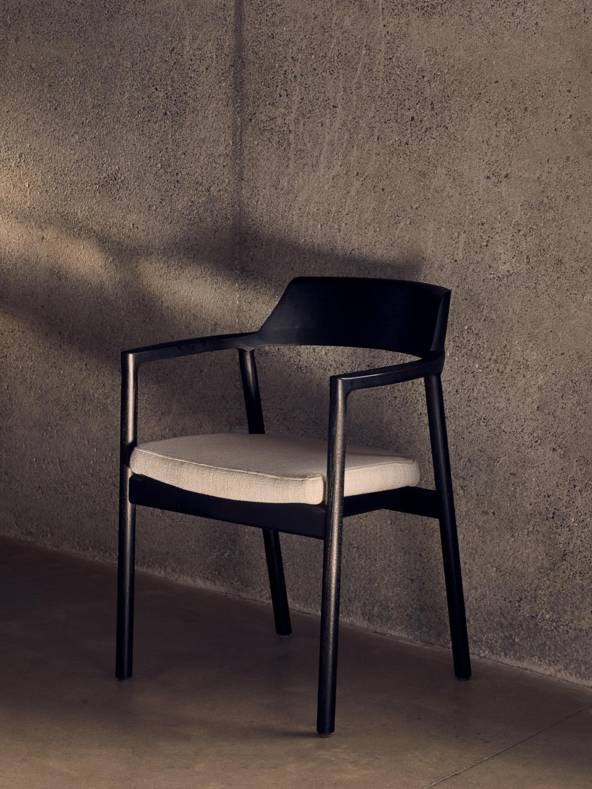 Stoel Alocs massief eikenhout in zwart