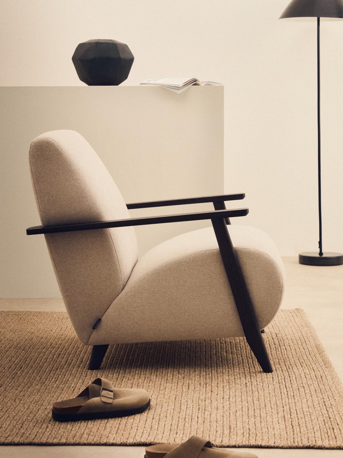 Fauteuil Meghan in parelkleurige chenille en van massief essenhout met wengé afwerking FSC Mix Credit