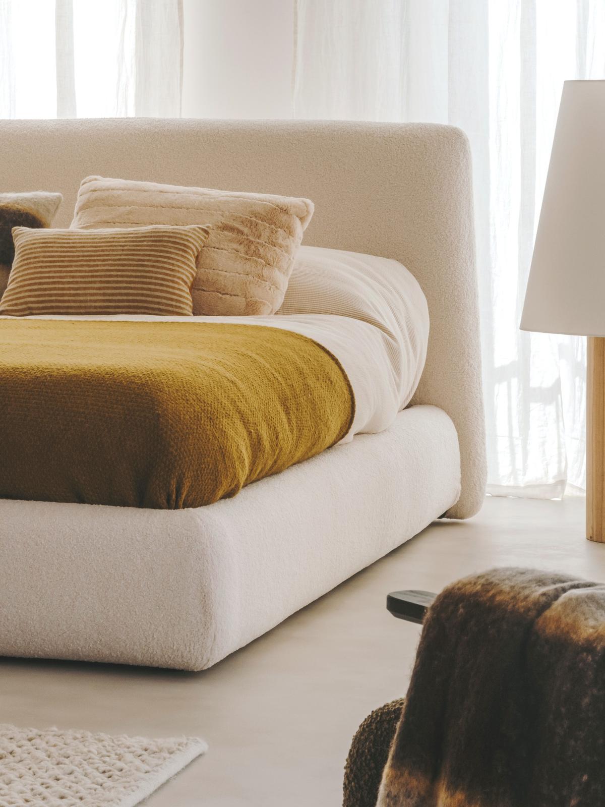 Martina-bed met afneembare hoes van gebroken wit bouclé voor matrassen van 180 x 200 cm FSC Mix Credit