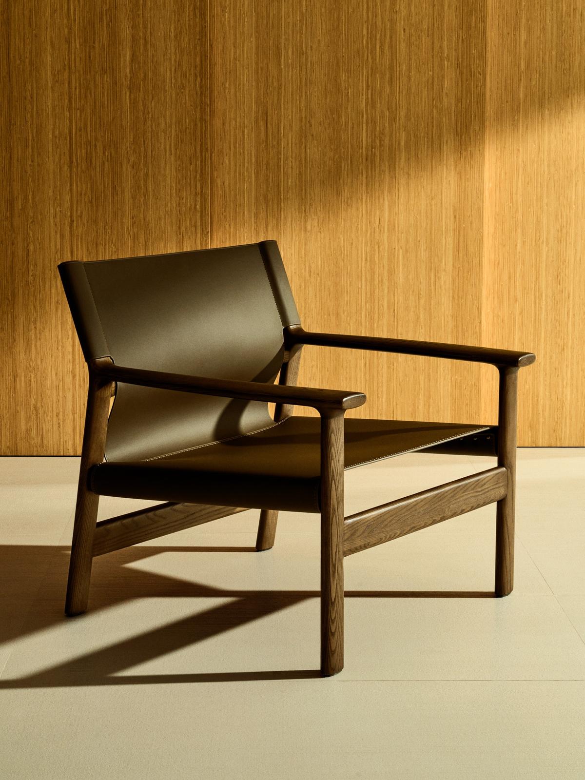 Donkerbruine Jan fauteuil gemaakt van gerecyclede leervezels en massief essenhout met afwerking in notelaarhouteffect FSC 100%