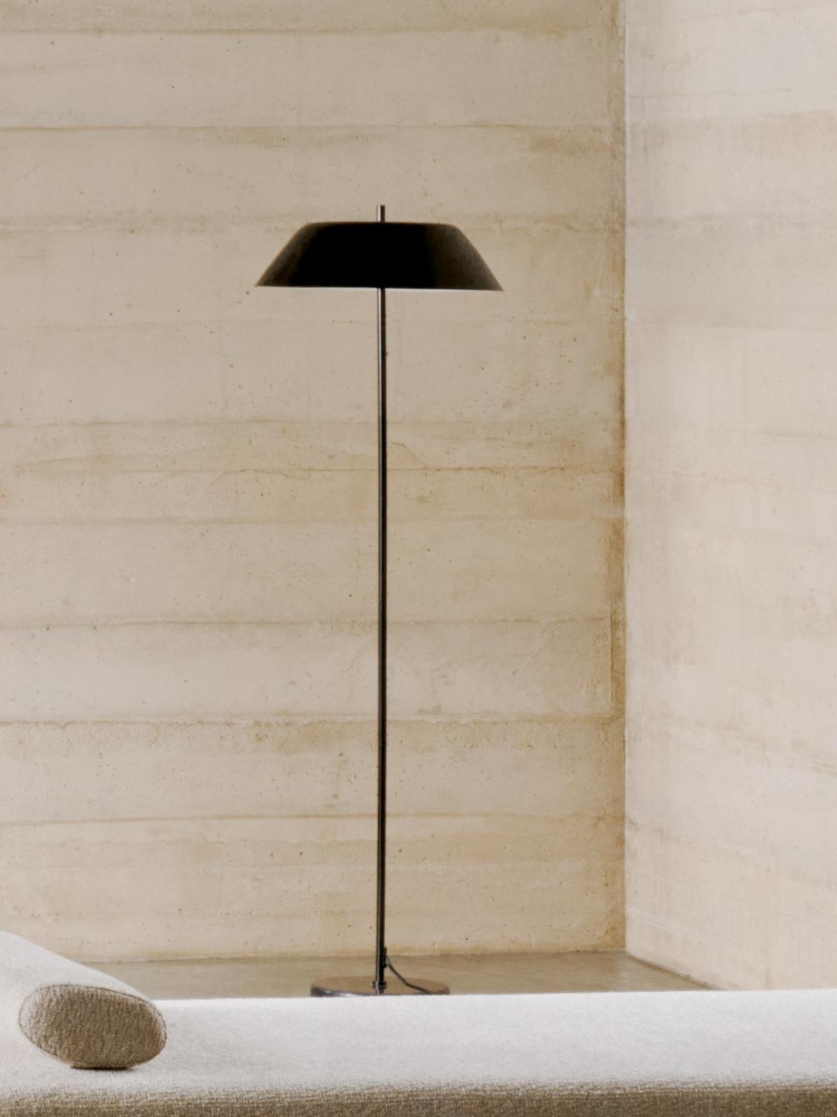 Sayra staande lamp van zwart marmer en metaal in zwart gelakte afwerking.