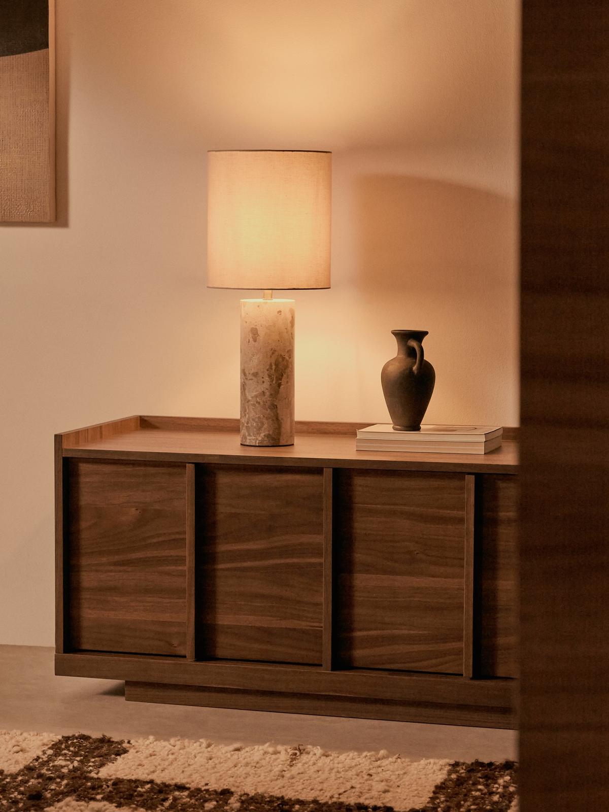 Raze tafellamp in beige marmer met een beige linnen kap