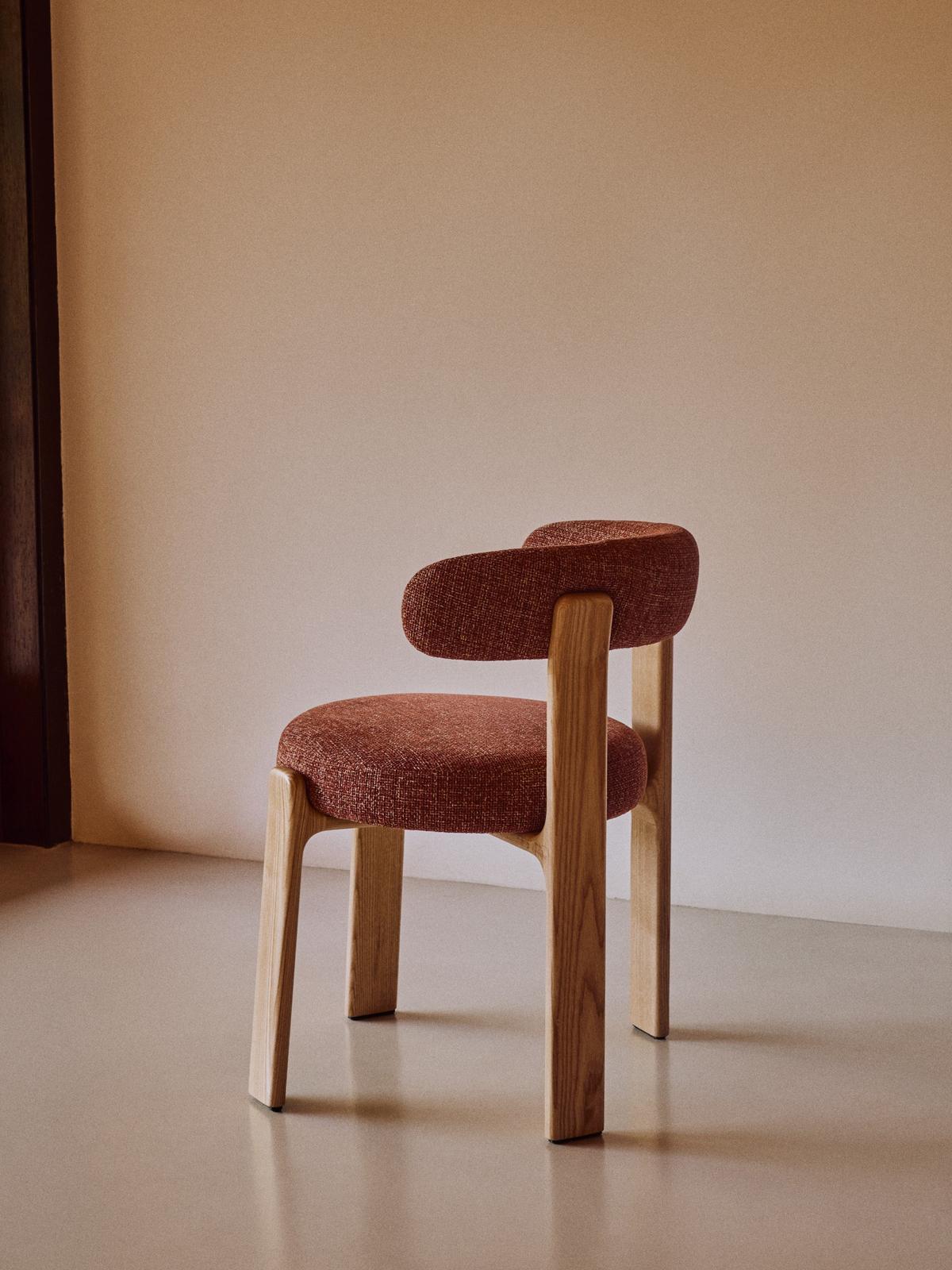 Granite stoel in terracotta chenille en massief essenhout in naturel toon afwerking FSC 100%