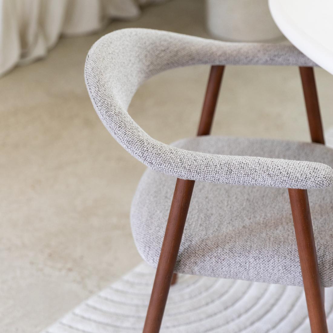 Armstoel COLETTE Monza Beige - Poot Walnoot  Armstoel COLETTE Monza Beige - Poot Walnoot