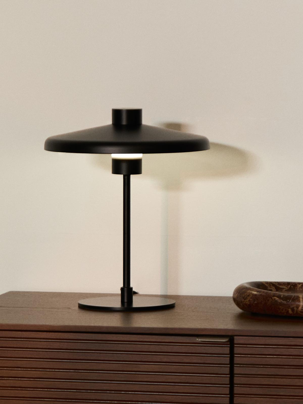 Nuvira tafellamp in zwart gesatineerd metaal