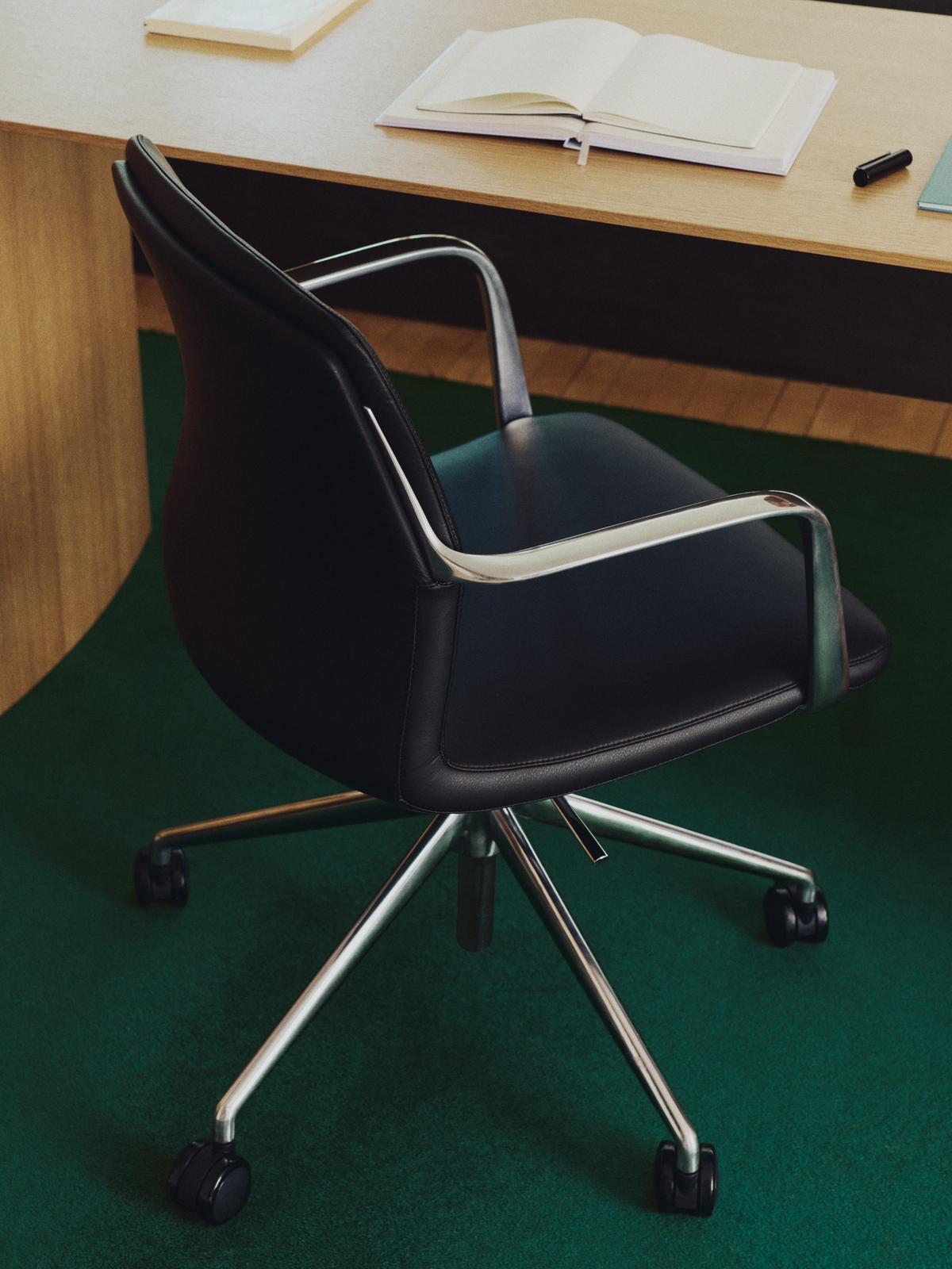 Nerlan bureaustoel van zwart kunstleer en aluminium frame