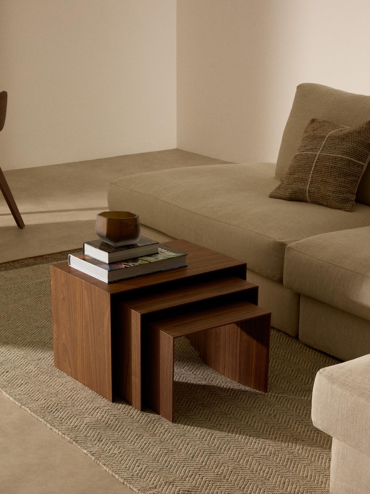 Set van 3 in elkaar passende bijzettafels Litto van natuurlijk afgewerkt walnootfineer FSC Mix Credit 60 x 40 / 51 x 36 / 42 x 31 cm