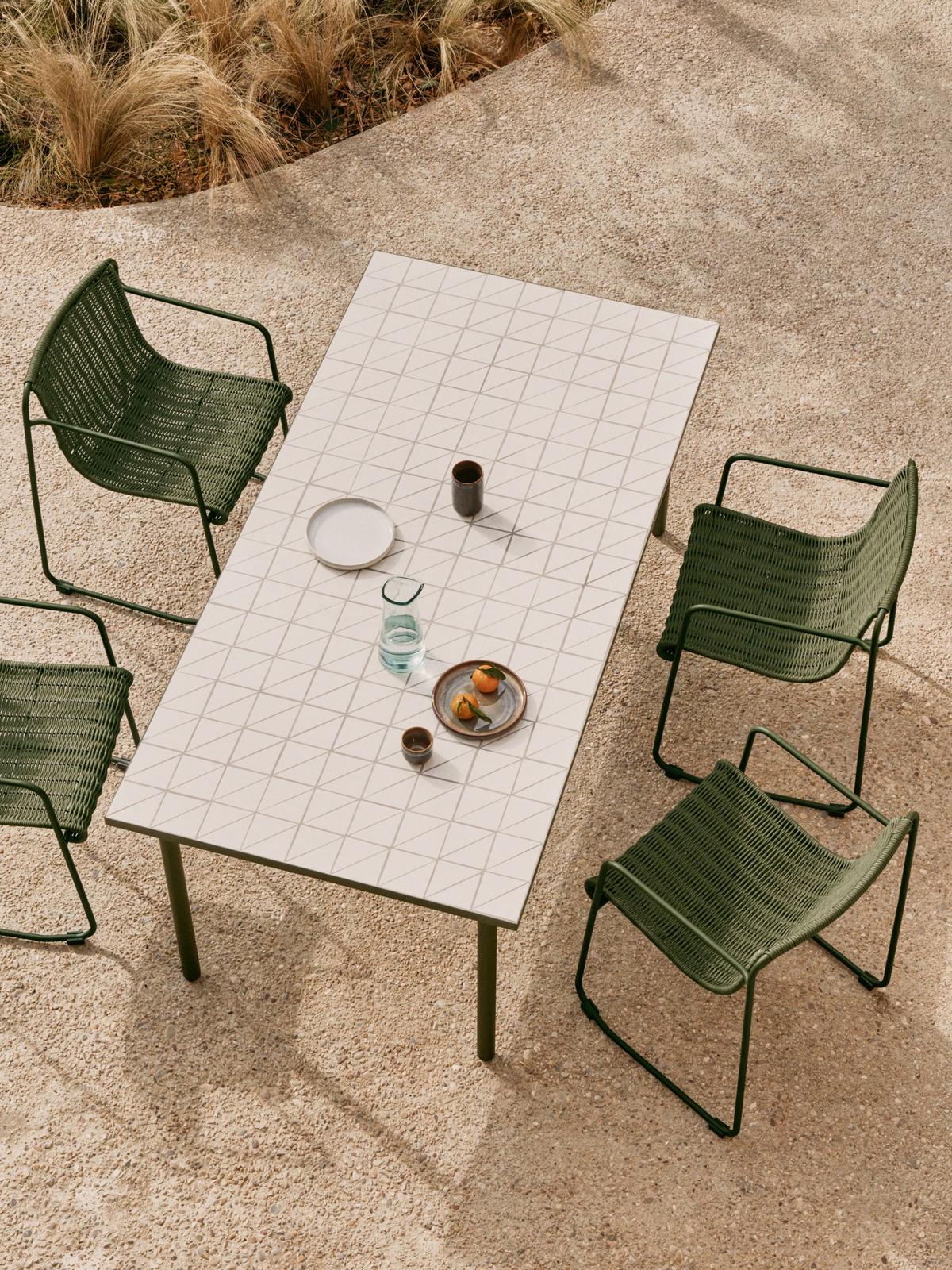 Maurina outdoor tafel van groen gegalvaniseerd staal en ecru tegels 182 x 91 cm