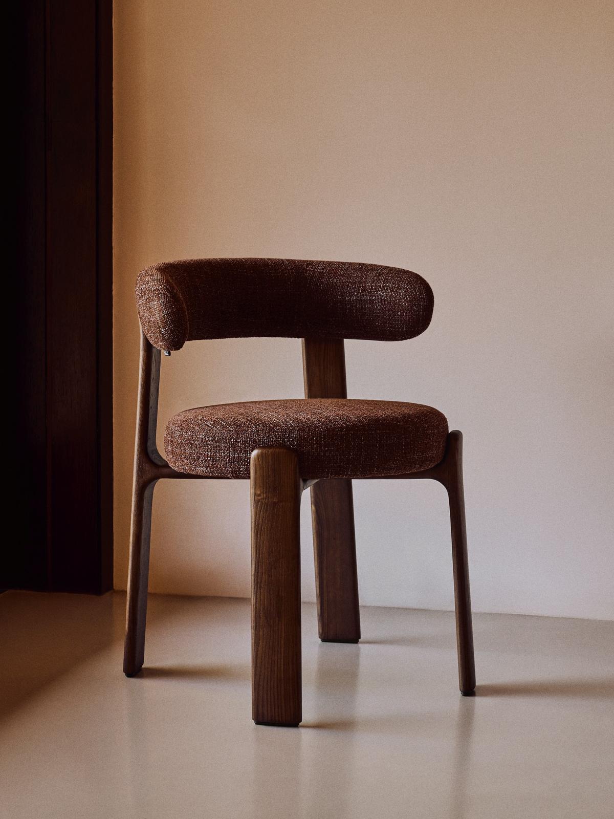 Granite stoel in bruine chenille en massief essenhout in noten afwerking FSC 100%