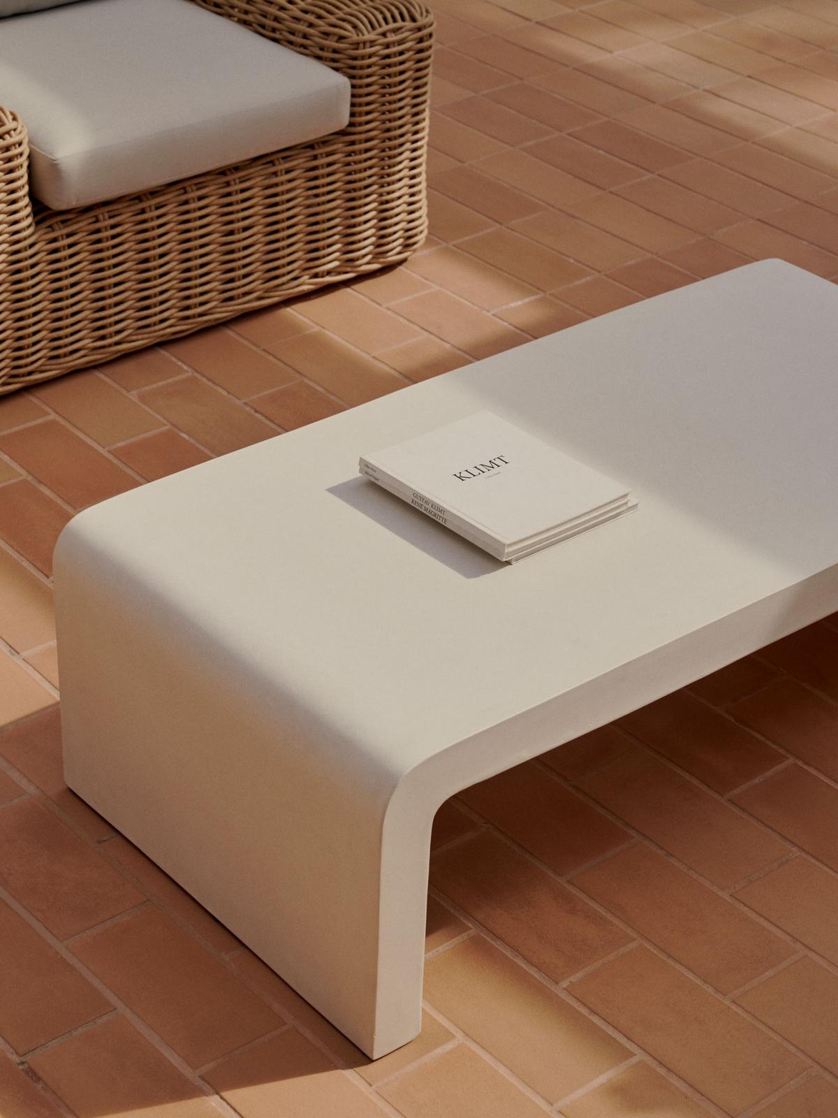 Aiguablava salontafel in wit cement, 135 x 65 cm