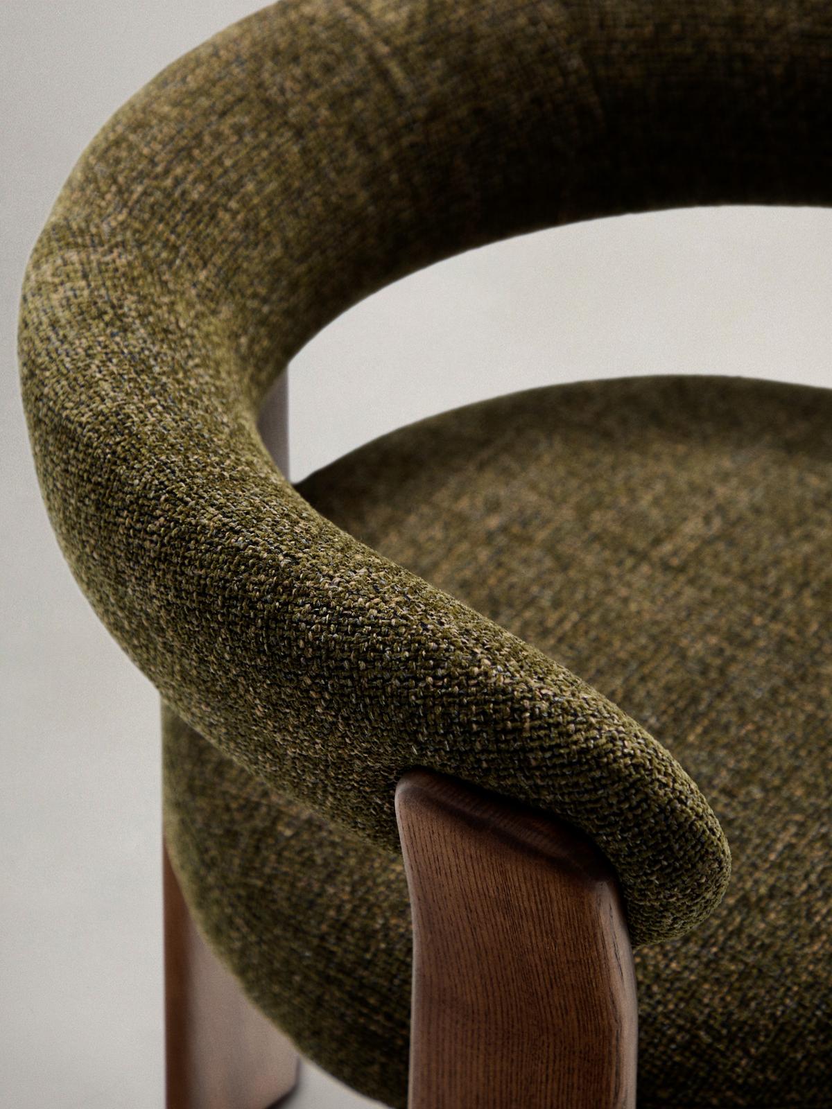 Granite stoel met 3 poten in groene chenille en massief essenhout in noten afwerking FSC 100%