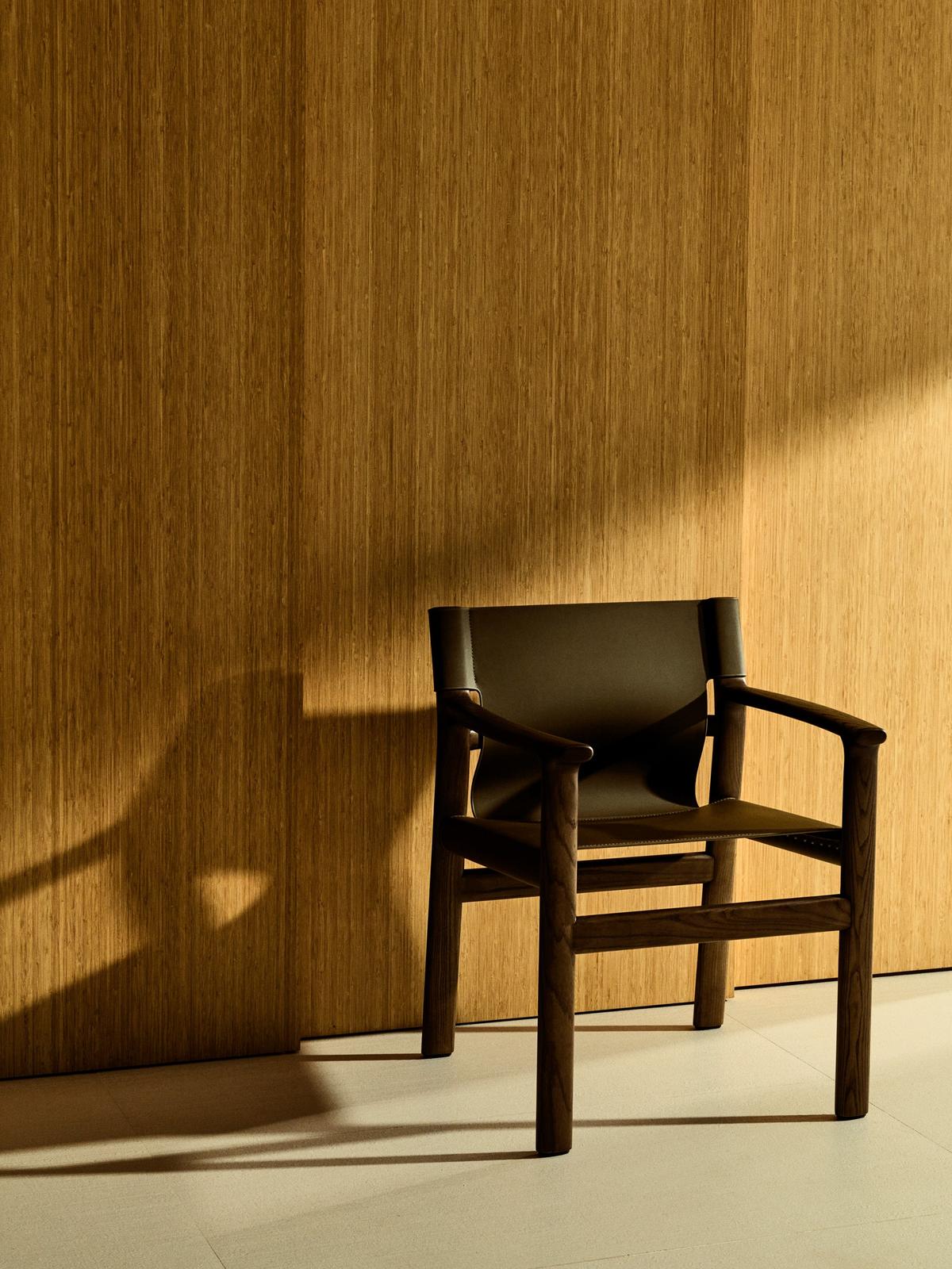 Donkerbruine Jan stoel gerecyclede leervezels en massief essenhout