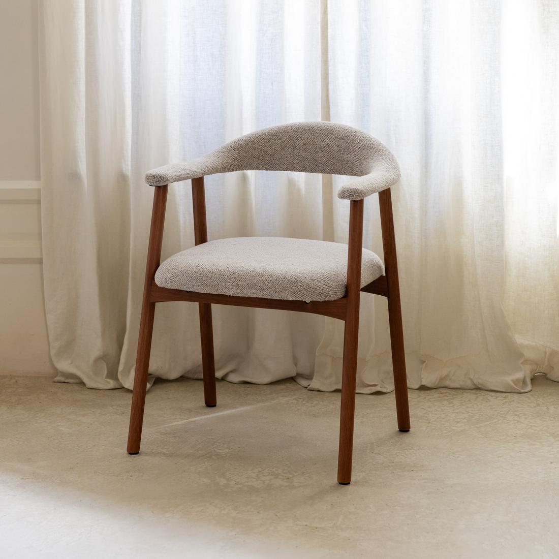 Armstoel COLETTE Monza Beige - Poot Walnoot  Armstoel COLETTE Monza Beige - Poot Walnoot