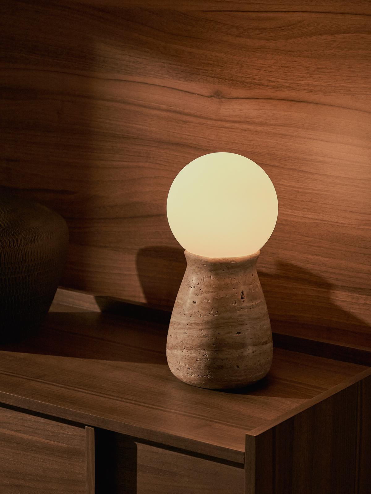 Okeni tafellamp van travertijn en glas