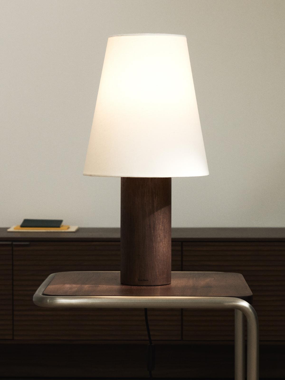 Marga staande lamp van massief rubberhout met een donkere afwerking