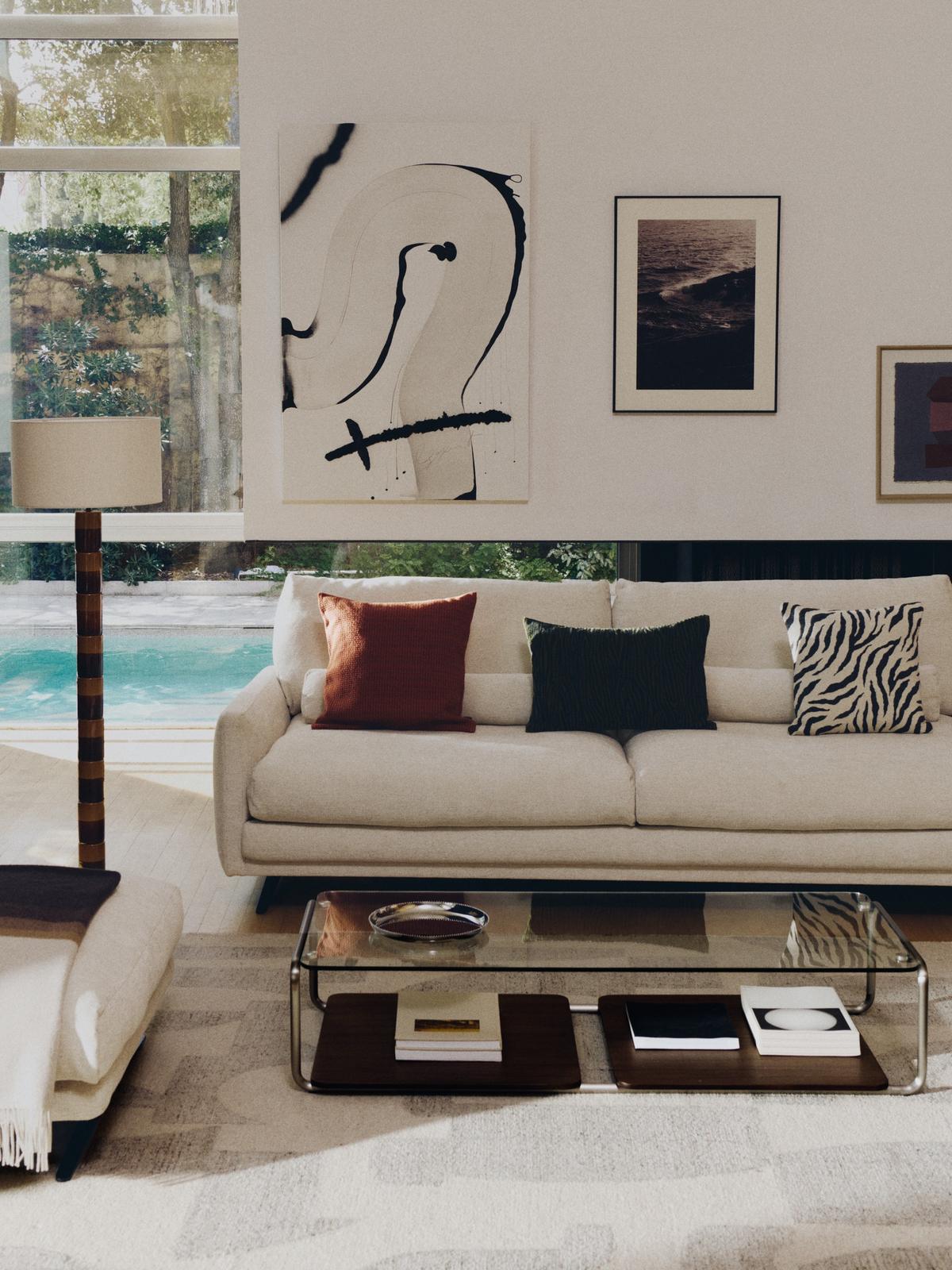 Tarsel salontafel van gehard glas en een walnootfineer blad met geborsteld roestvrij stalen frame 140 x 60 cm