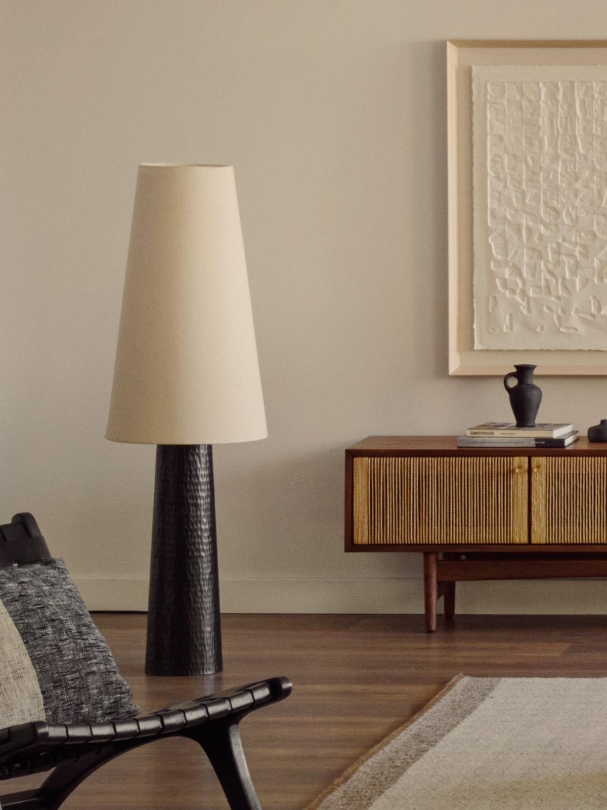 Senni staande lamp van metaal in zwart gelakte afwerking