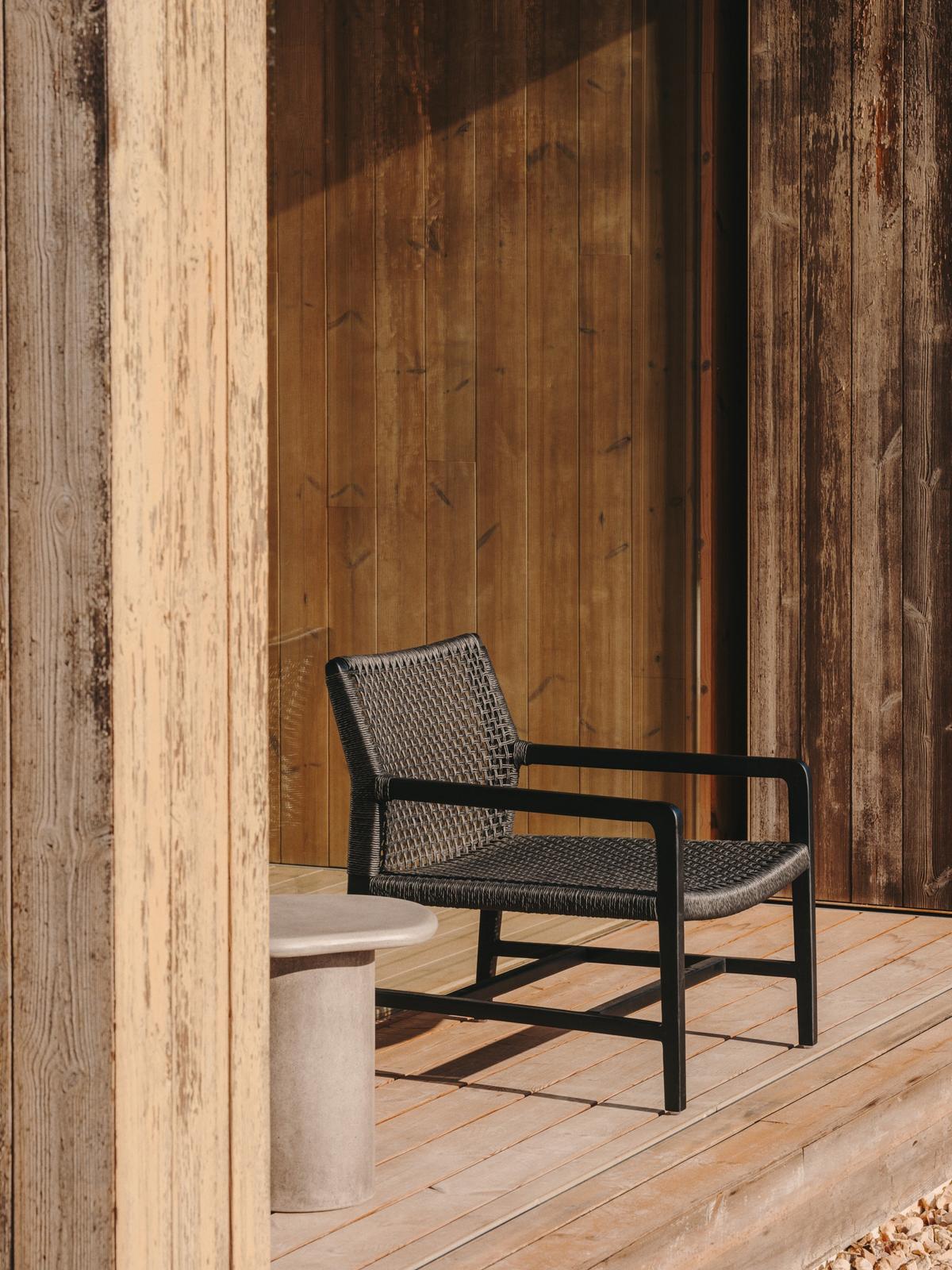 Fauteuil Sabolla van massief teakhout met zwarte afwerking