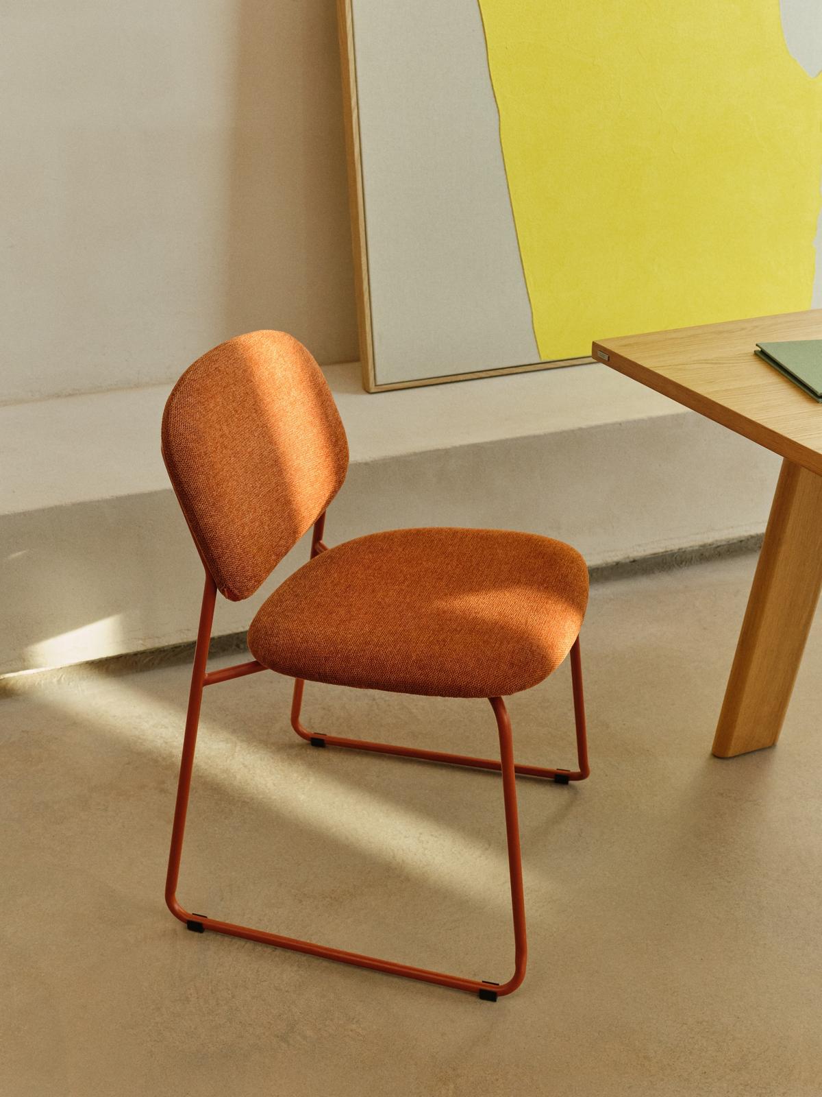 Meli stapelbare stoel in terracotta chenille met terracotta metalen poten FSC Mix Credit