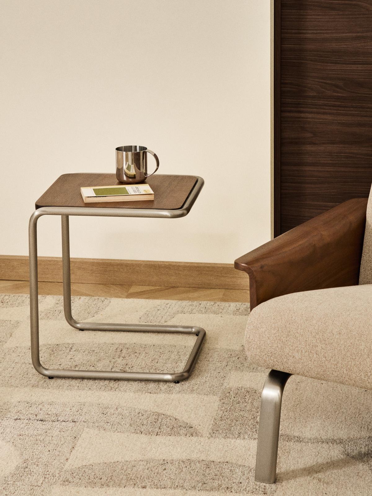 Tarsel bijzettafel van walnootfineer met een geborsteld roestvrij stalen frame 42 x 47 cm