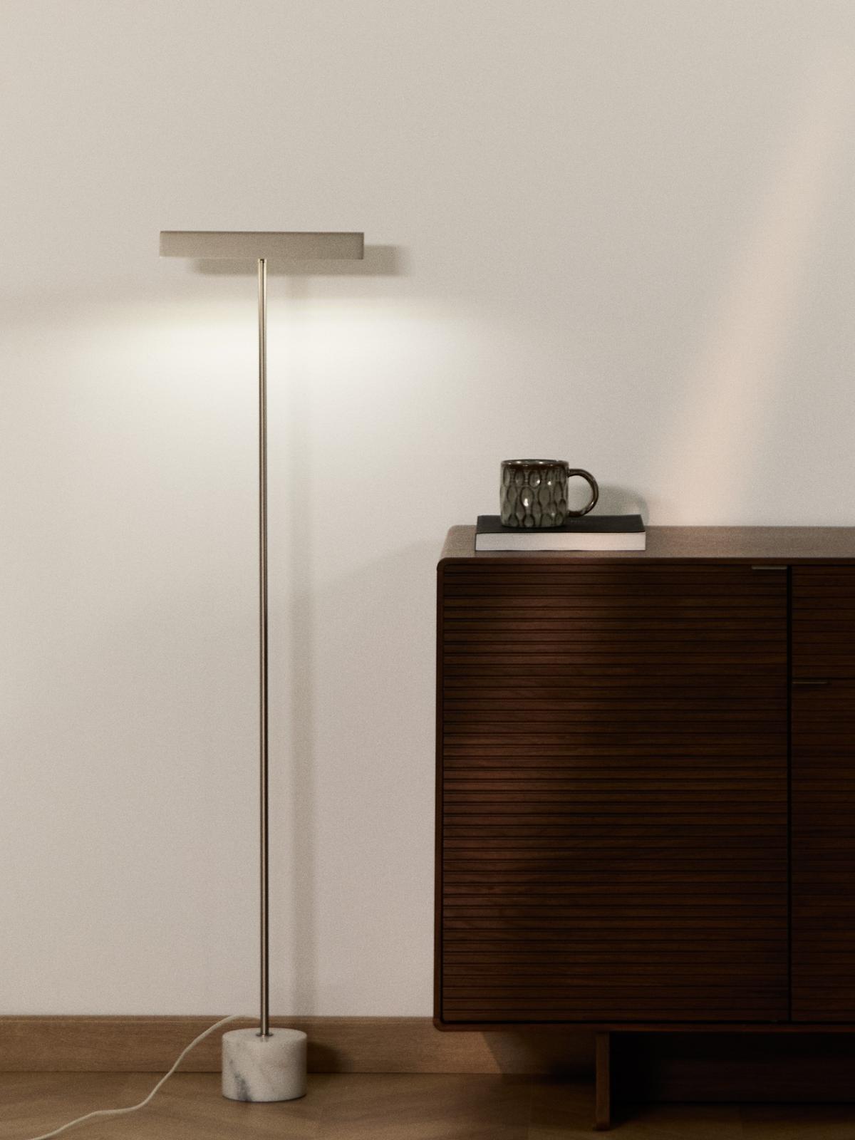 Lynor staande lamp van geborsteld staal met witte marmeren voet