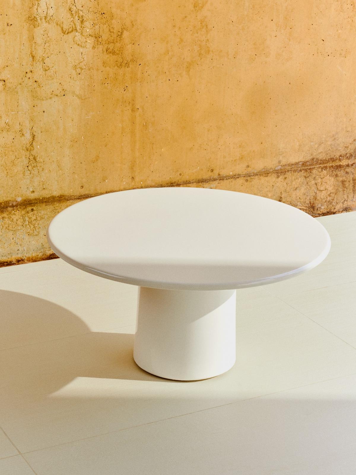 Albanella salontafel van cement met glanzend witte afwerking ⌀85 cm