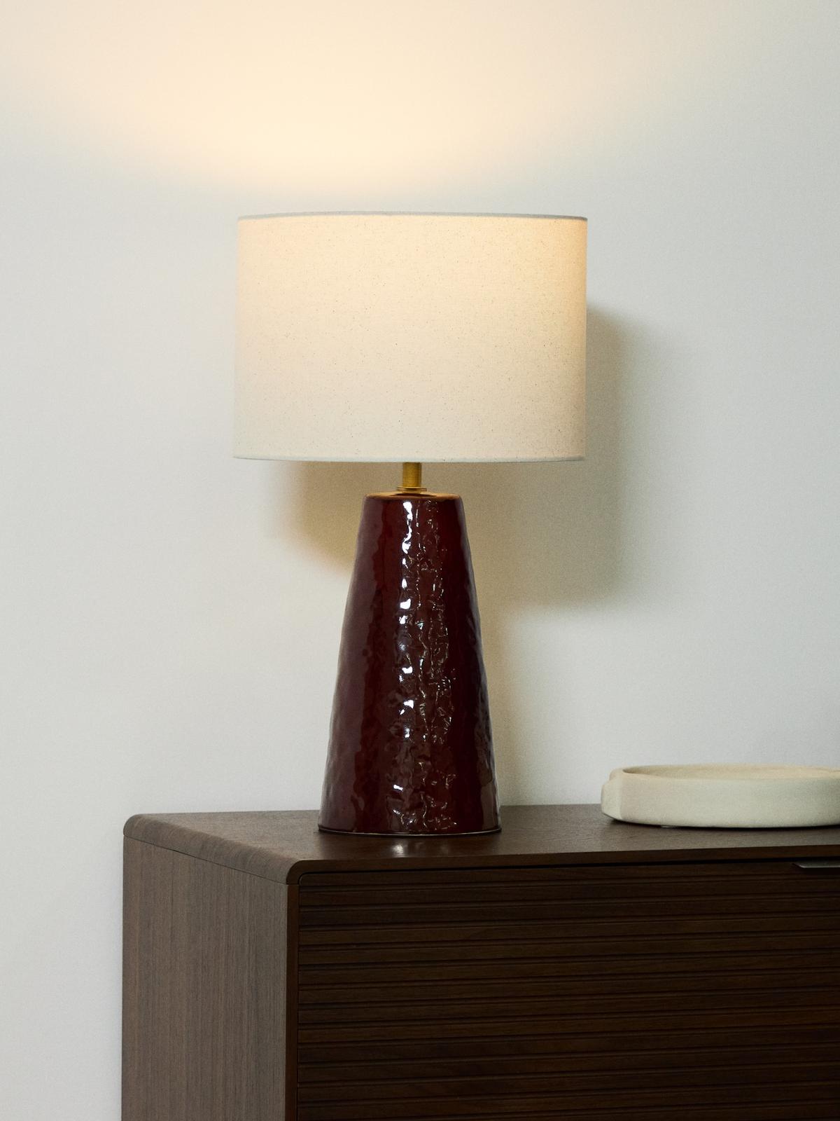 Drava tafellamp van donkerrood keramiek met katoenen lampenkap