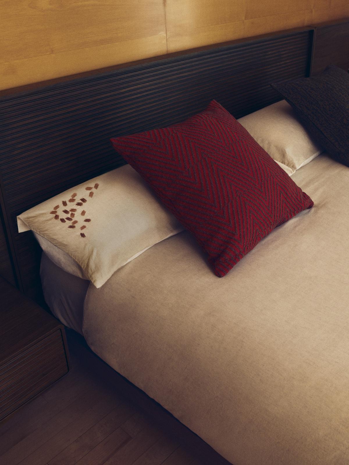 Virelda set van dekbedovertrek en kussensloop van katoen en linnen in beige met geborduurd detail voor bed van 150 cm